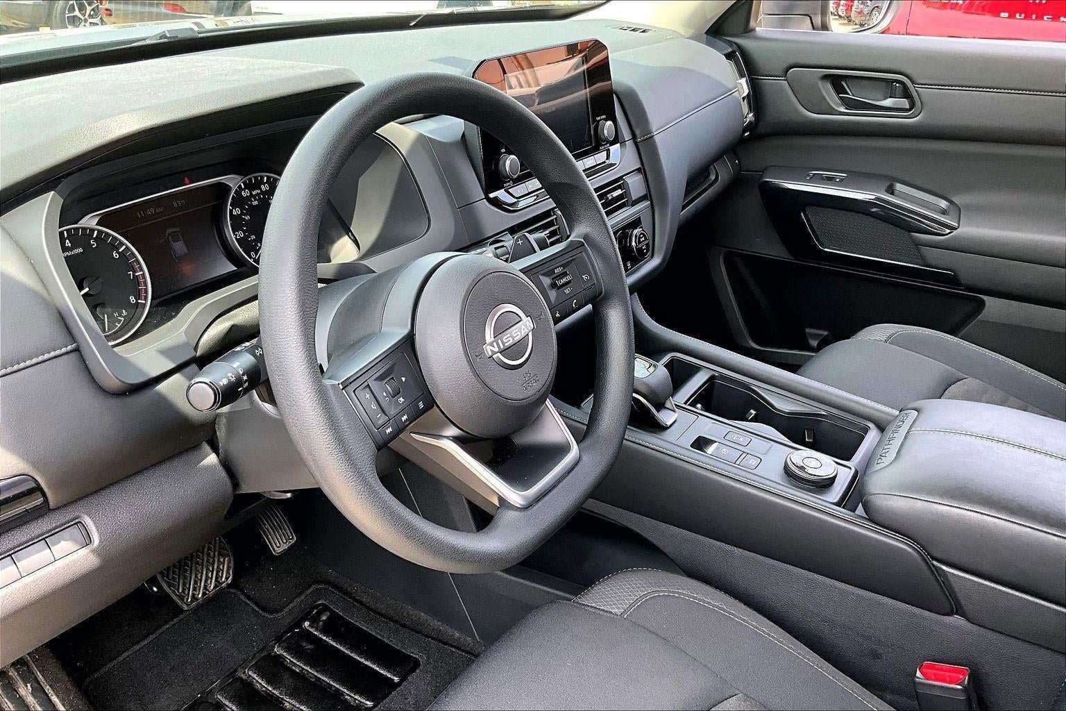 Used 2025 Nissan Pathfinder S AWD/4WD image 17