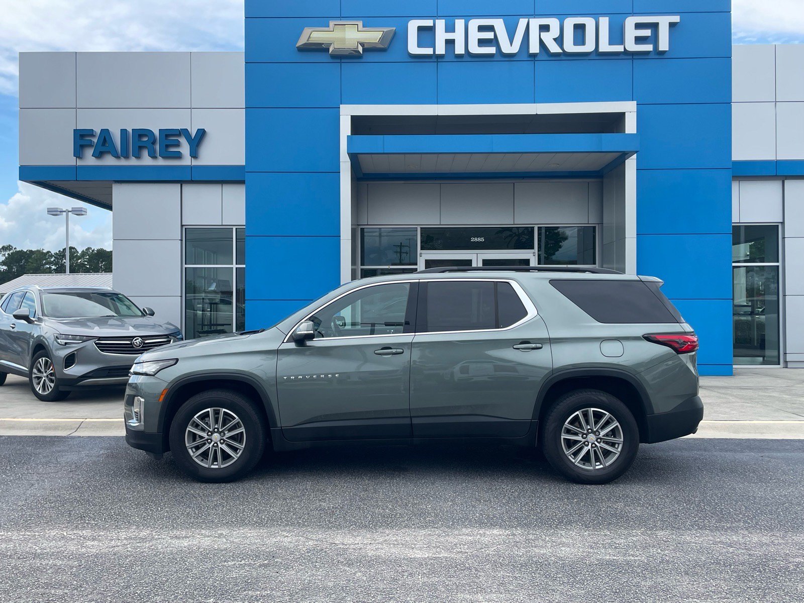 Used 2023 Chevrolet Traverse LT FWD image 2