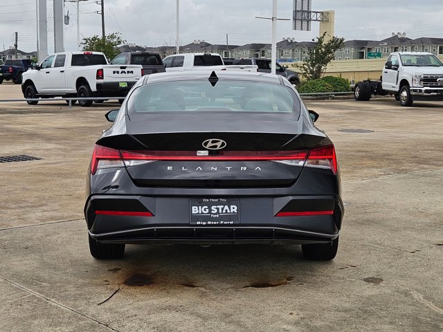 Used 2025 Hyundai Elantra SEL FWD image 4