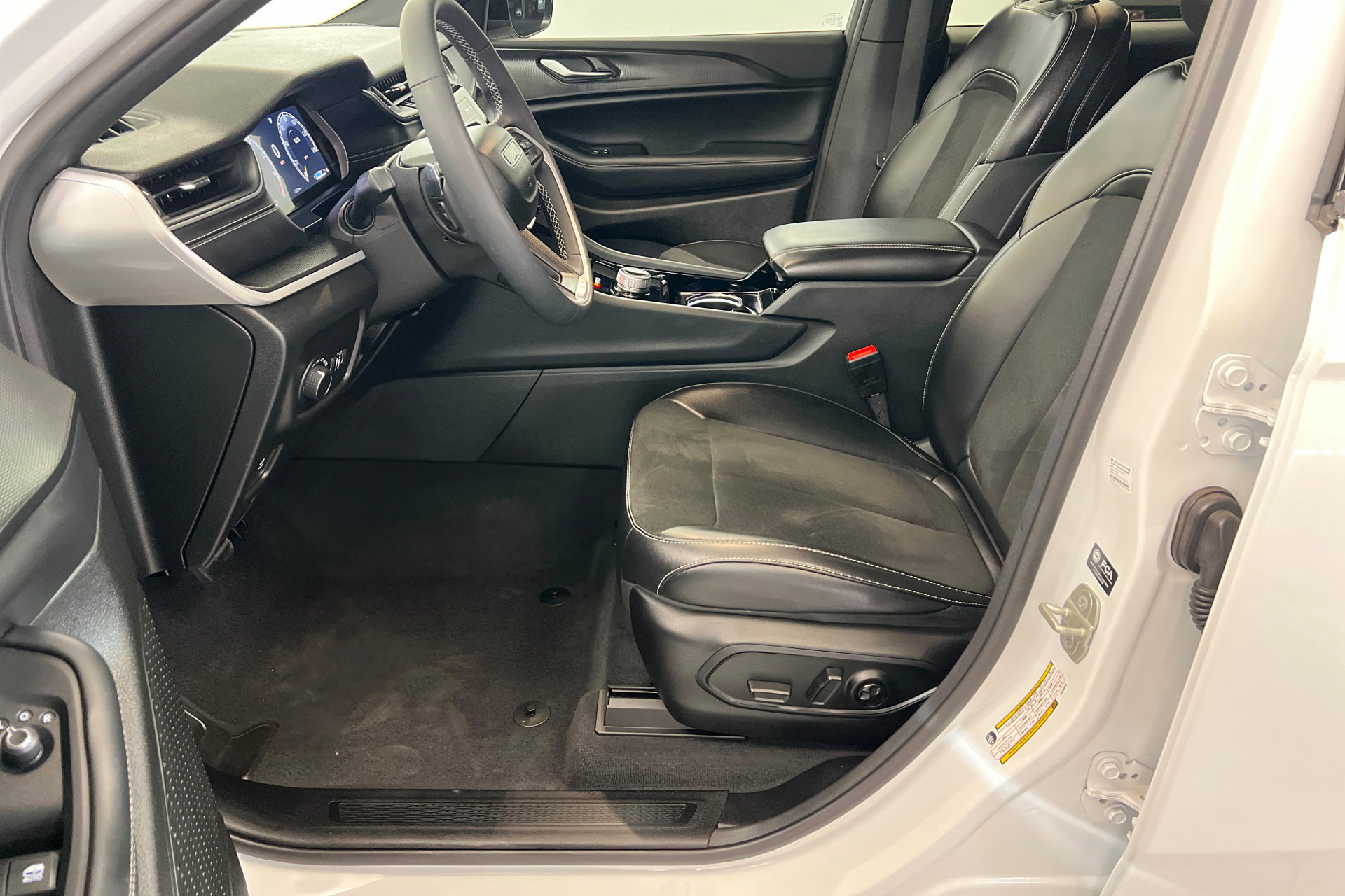 Used 2023 Jeep Grand Cherokee Altitude AWD/4WD image 18