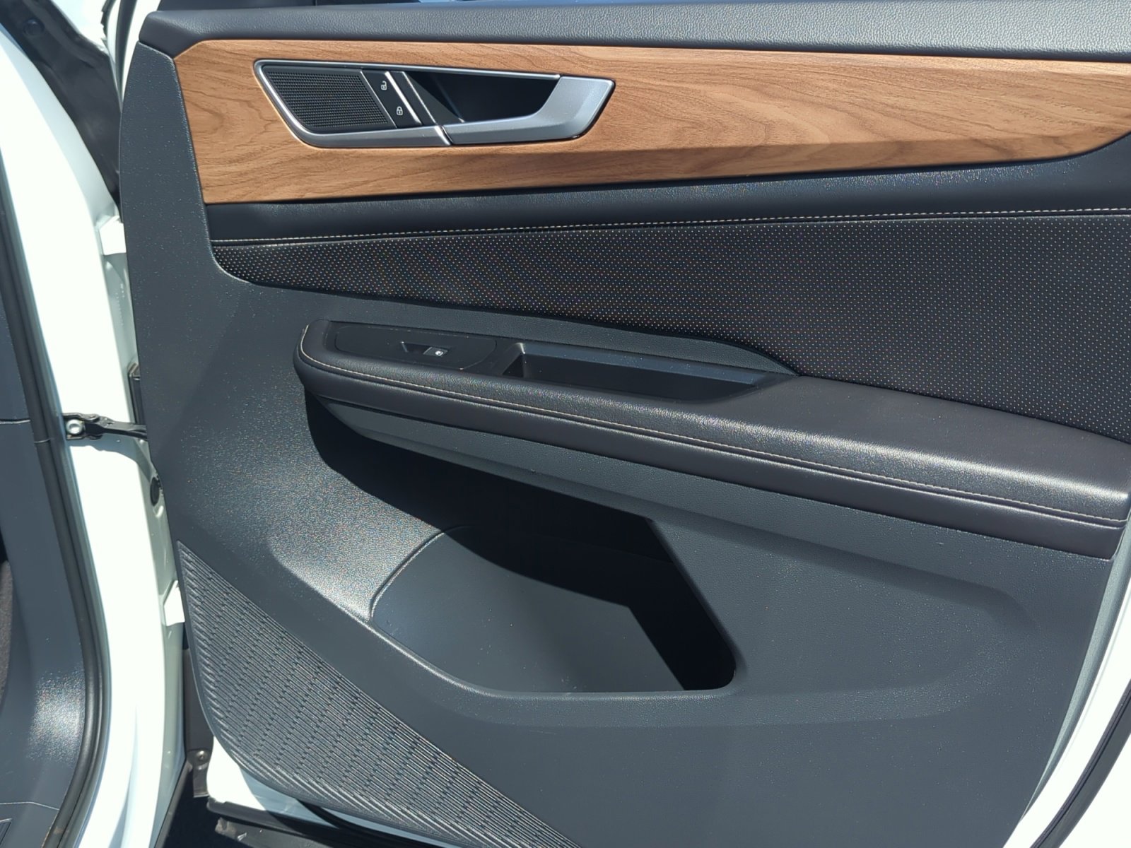 Used 2024 Volkswagen Atlas SE image 16