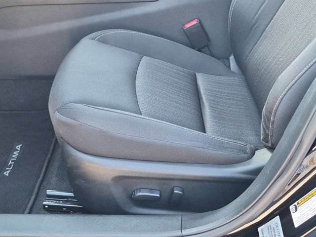 Used 2025 Nissan Altima 2.5 SV FWD image 14