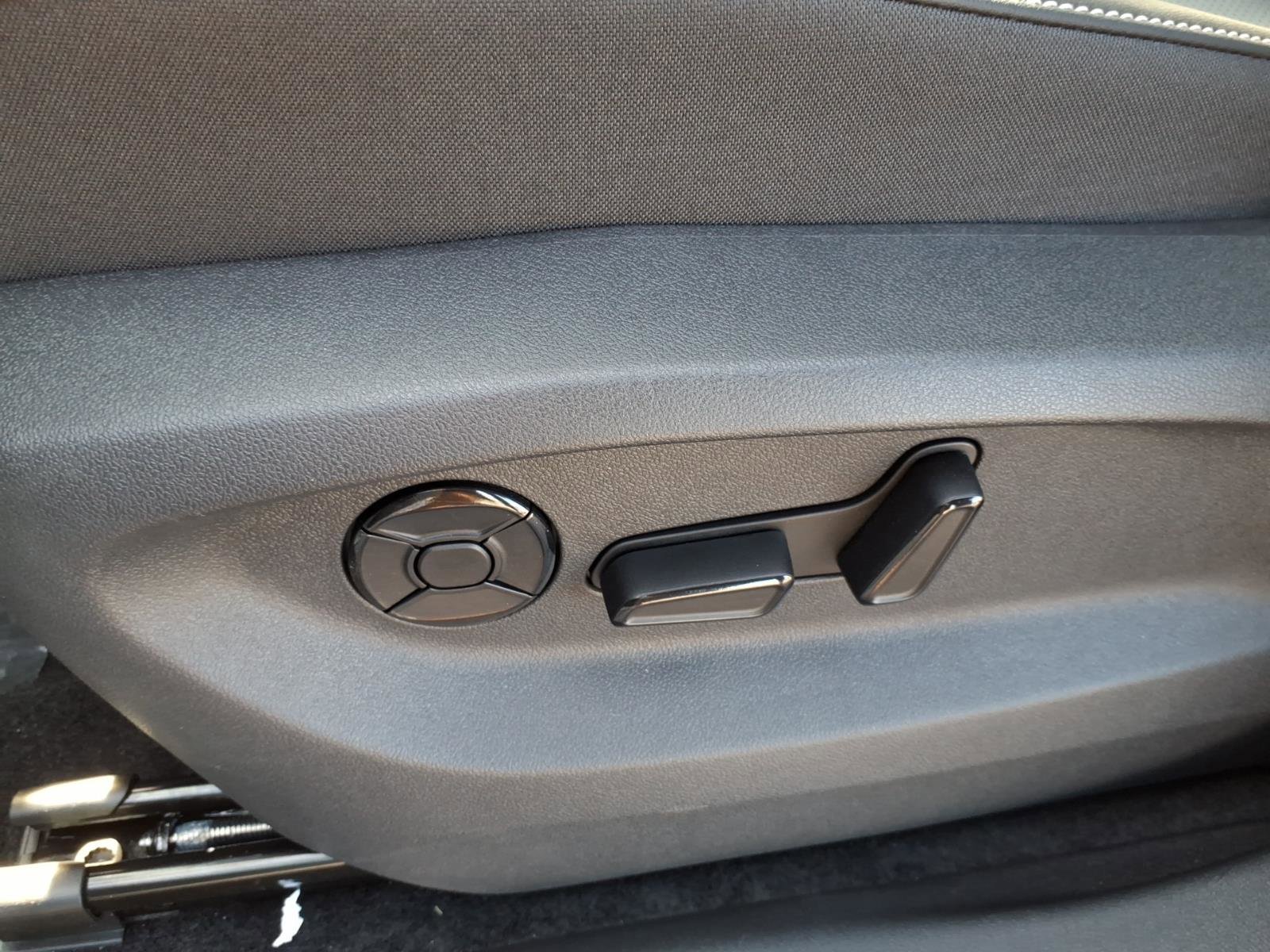 New 2026 Volkswagen Tiguan SE FWD image 12