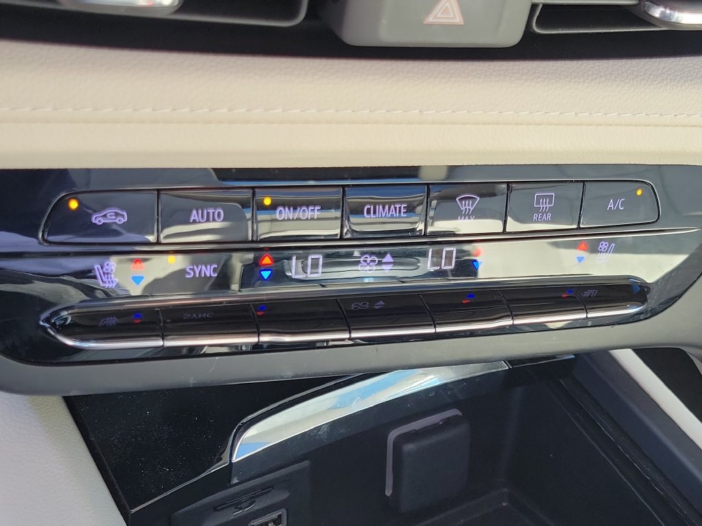 Used 2023 Buick Envision Avenir AWD/4WD image 30