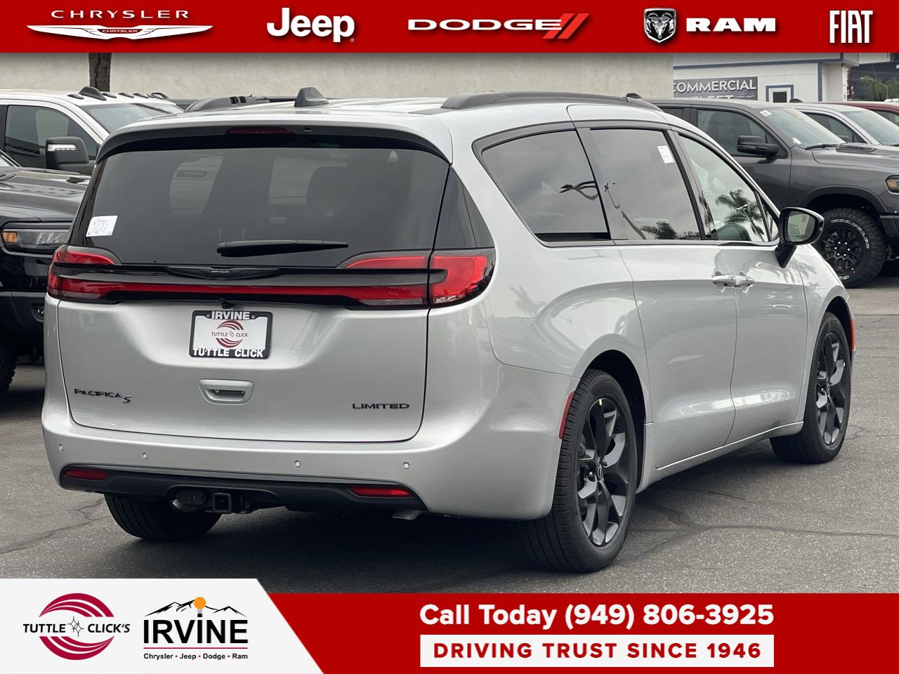 Used 2026 Chrysler Pacifica Limited w/ Uconnect Theater Family Group image 6