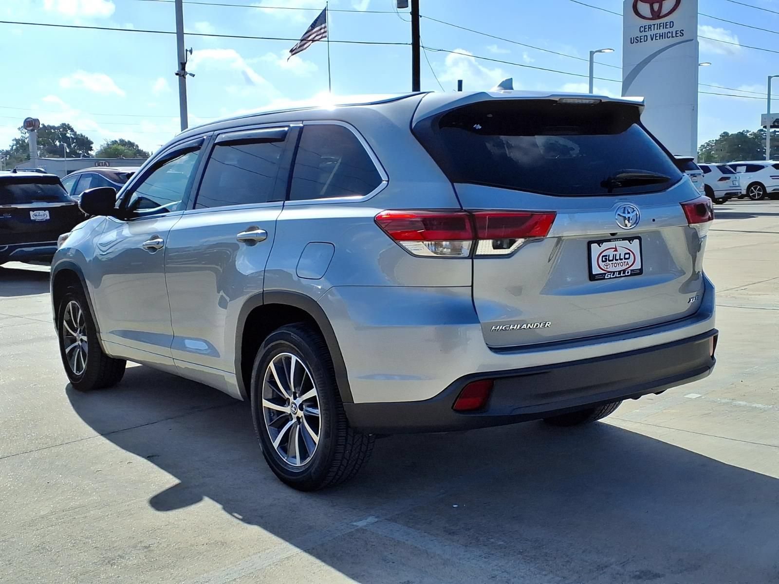 Certified 2017 Toyota Highlander XLE FWD image 2