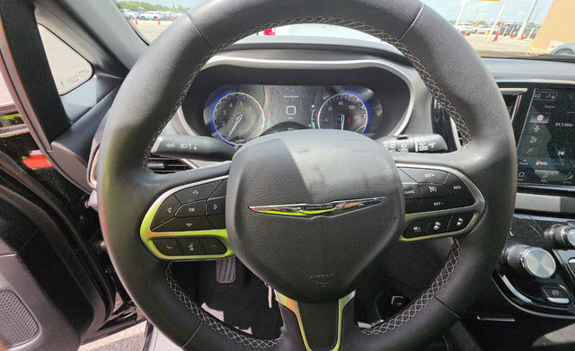 Used 2025 Chrysler Pacifica Select FWD image 6