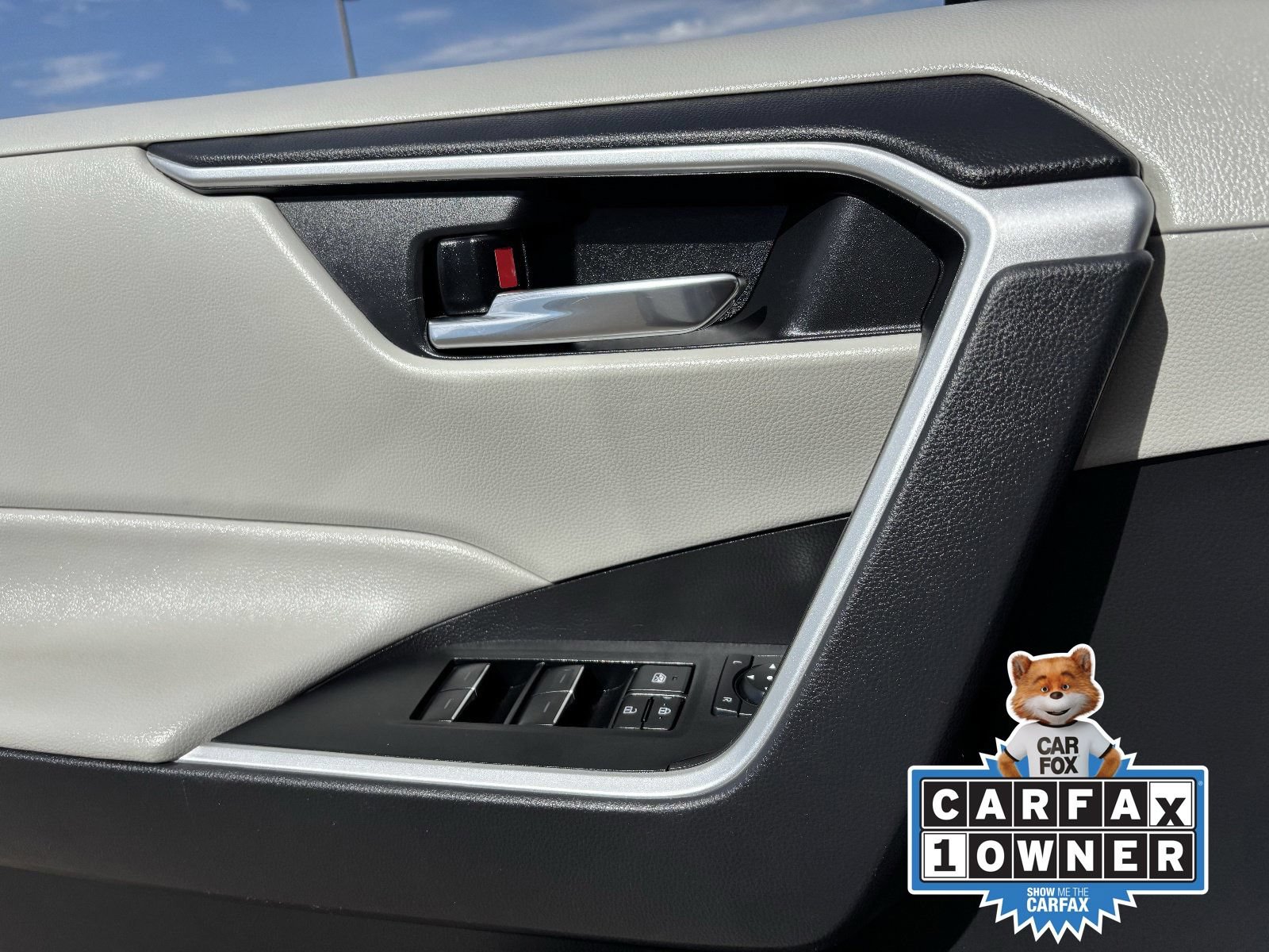 Used 2022 Toyota RAV4 XLE w/ Convenience Package FWD image 23