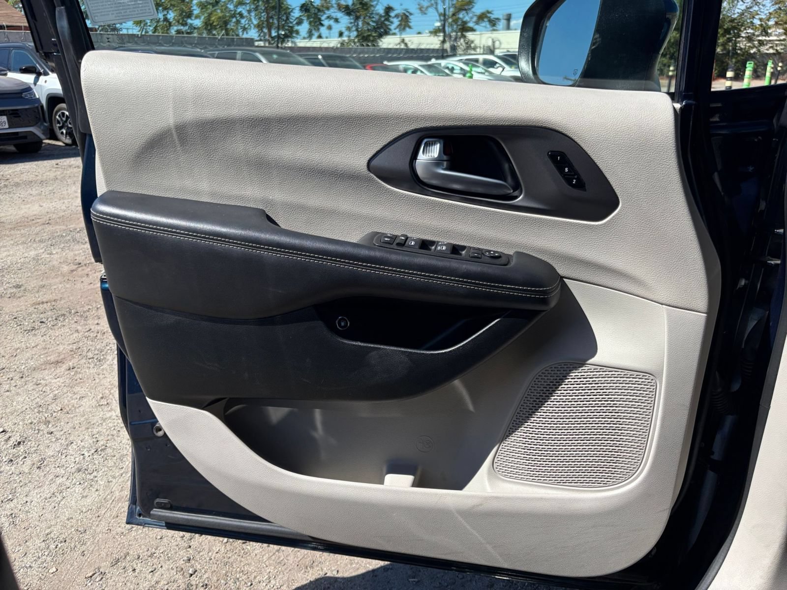 Used 2023 Chrysler Pacifica Touring-L FWD image 18