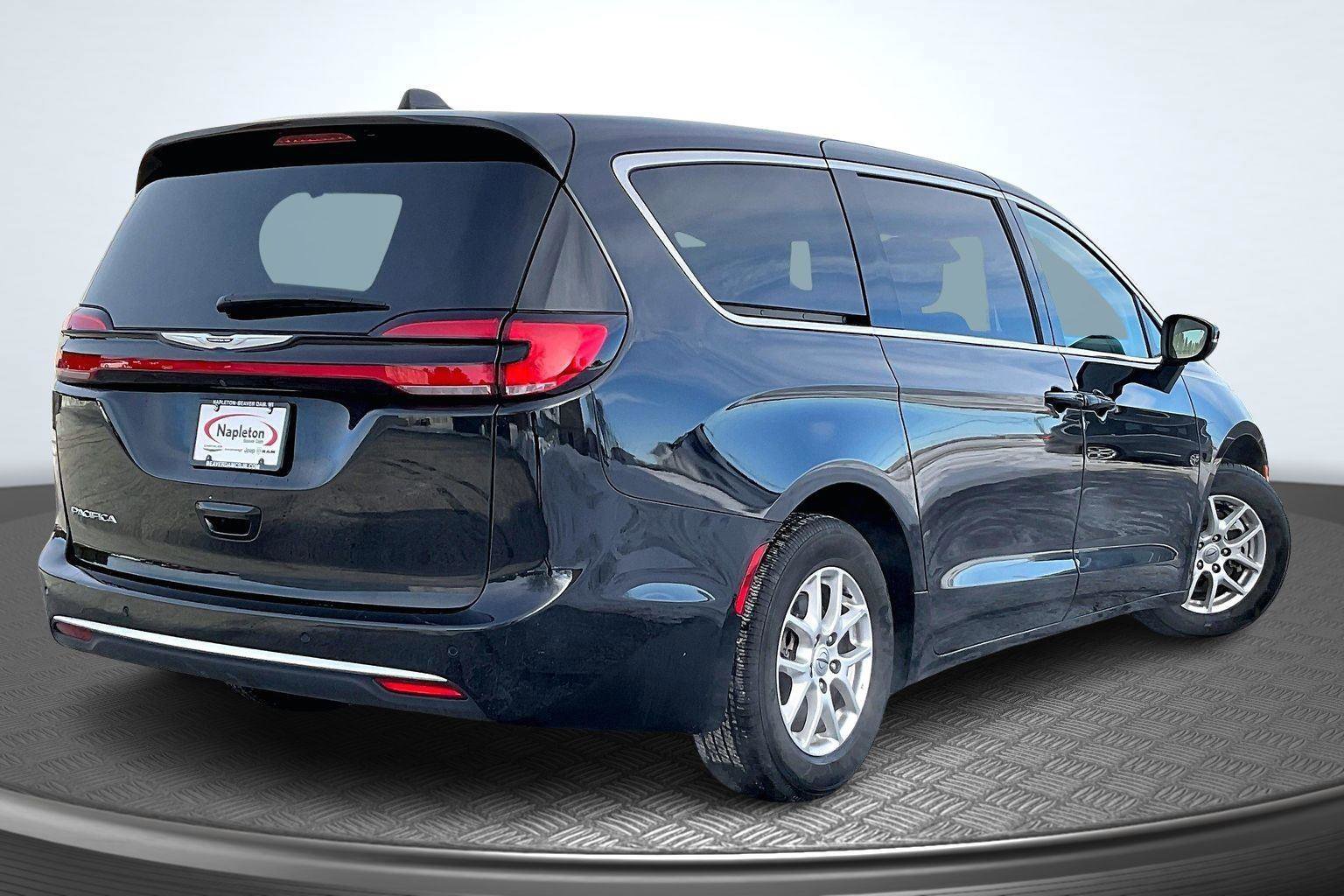 Used 2023 Chrysler Pacifica Touring-L image 2