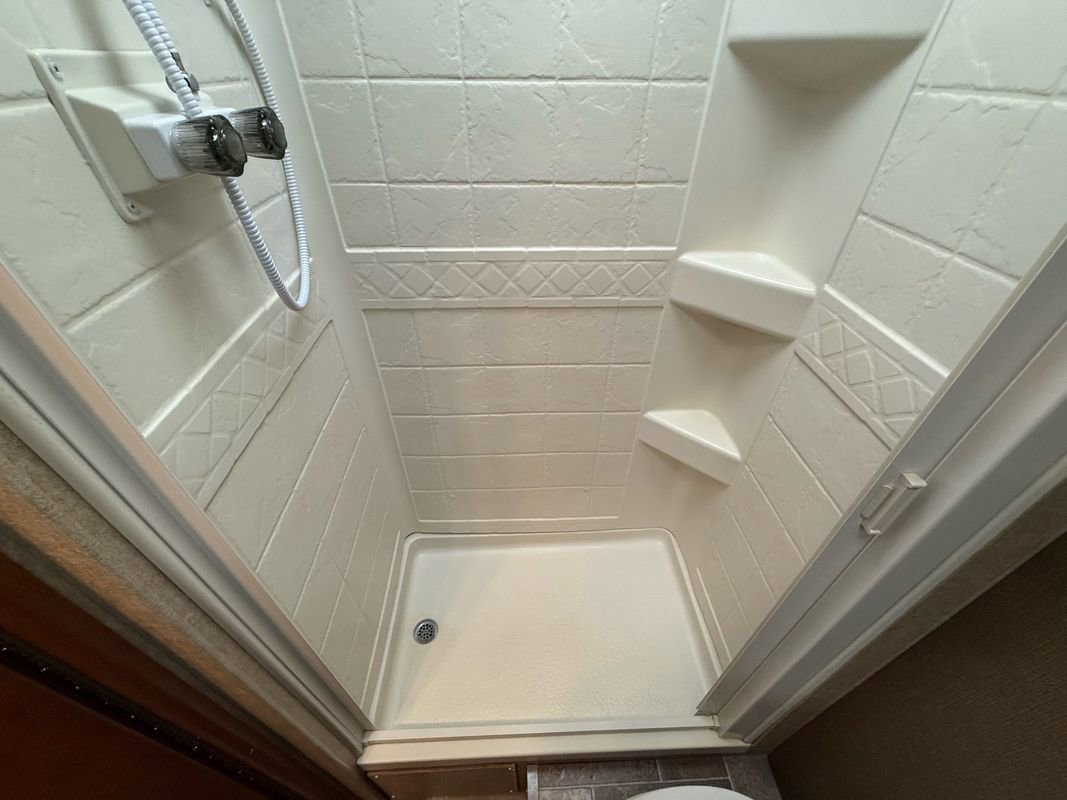 Used 2015 Ford E-450 and Econoline 450 Super Duty w/ Motorhome Prep Package image 36