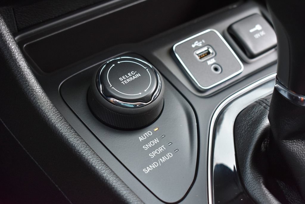Used 2019 Jeep Cherokee Limited AWD/4WD image 19
