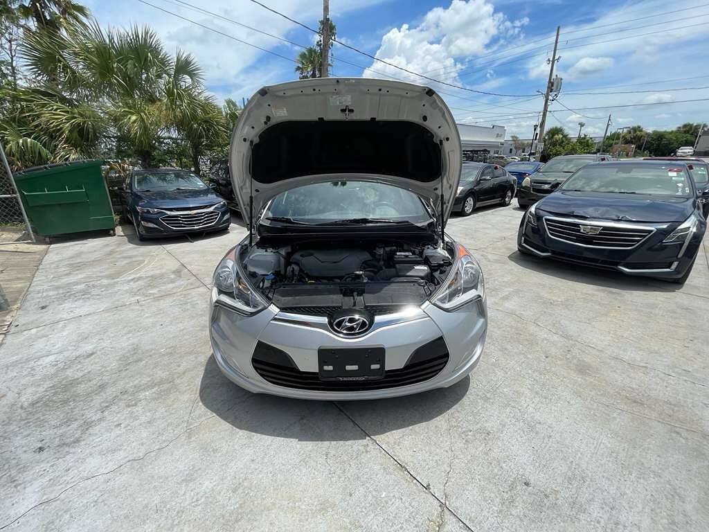 Used 2017 Hyundai Veloster Value Edition FWD image 16