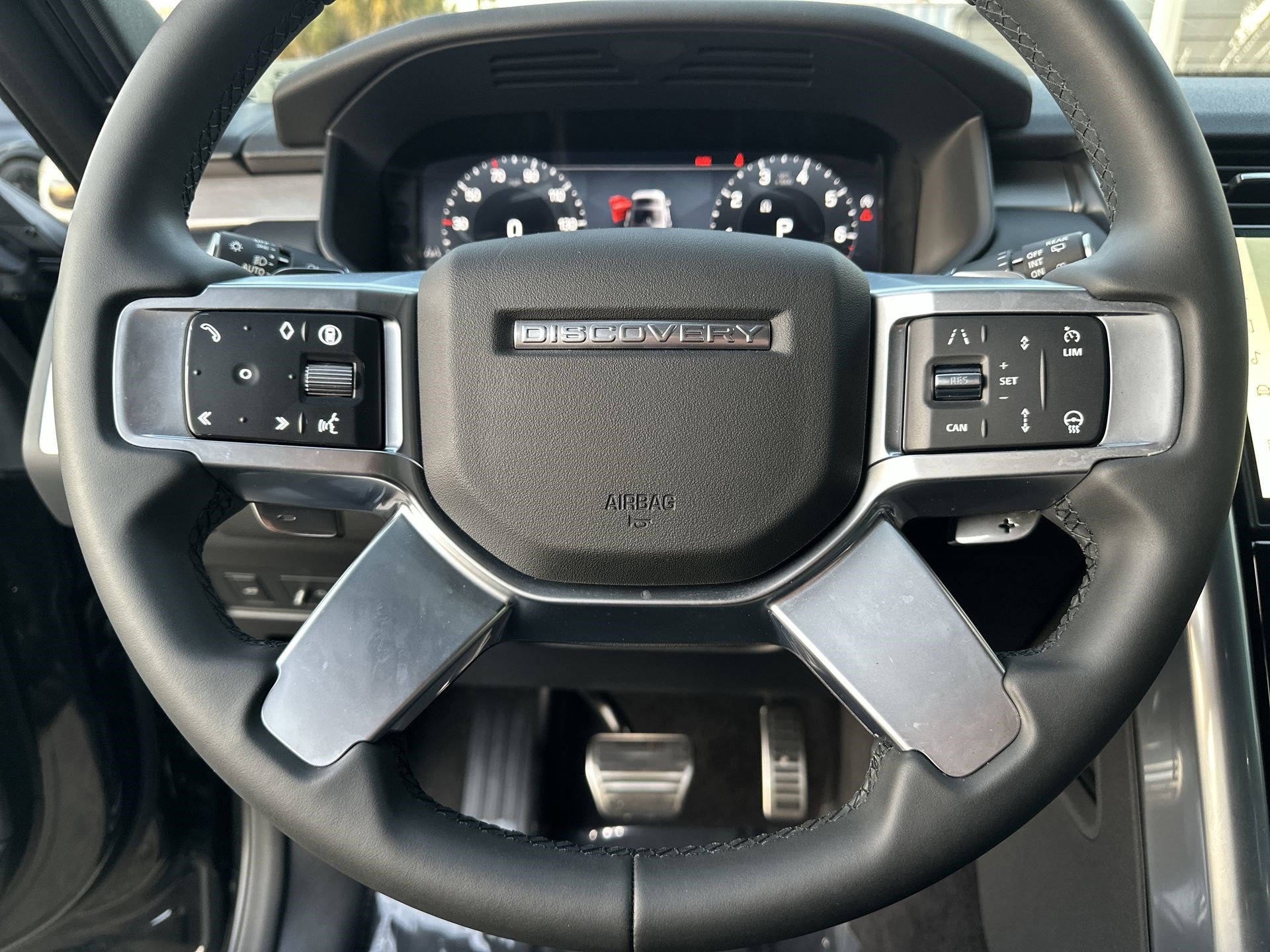 Used 2024 Land Rover Discovery Dynamic SE image 11