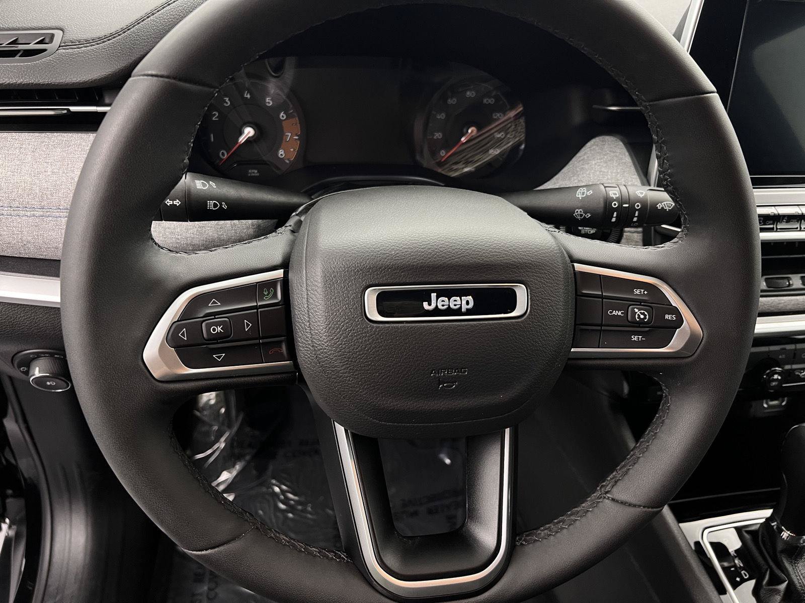 Used 2025 Jeep Compass Latitude AWD/4WD image 6