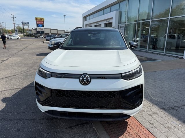 New 2025 Volkswagen Tiguan SE R-Line image 2