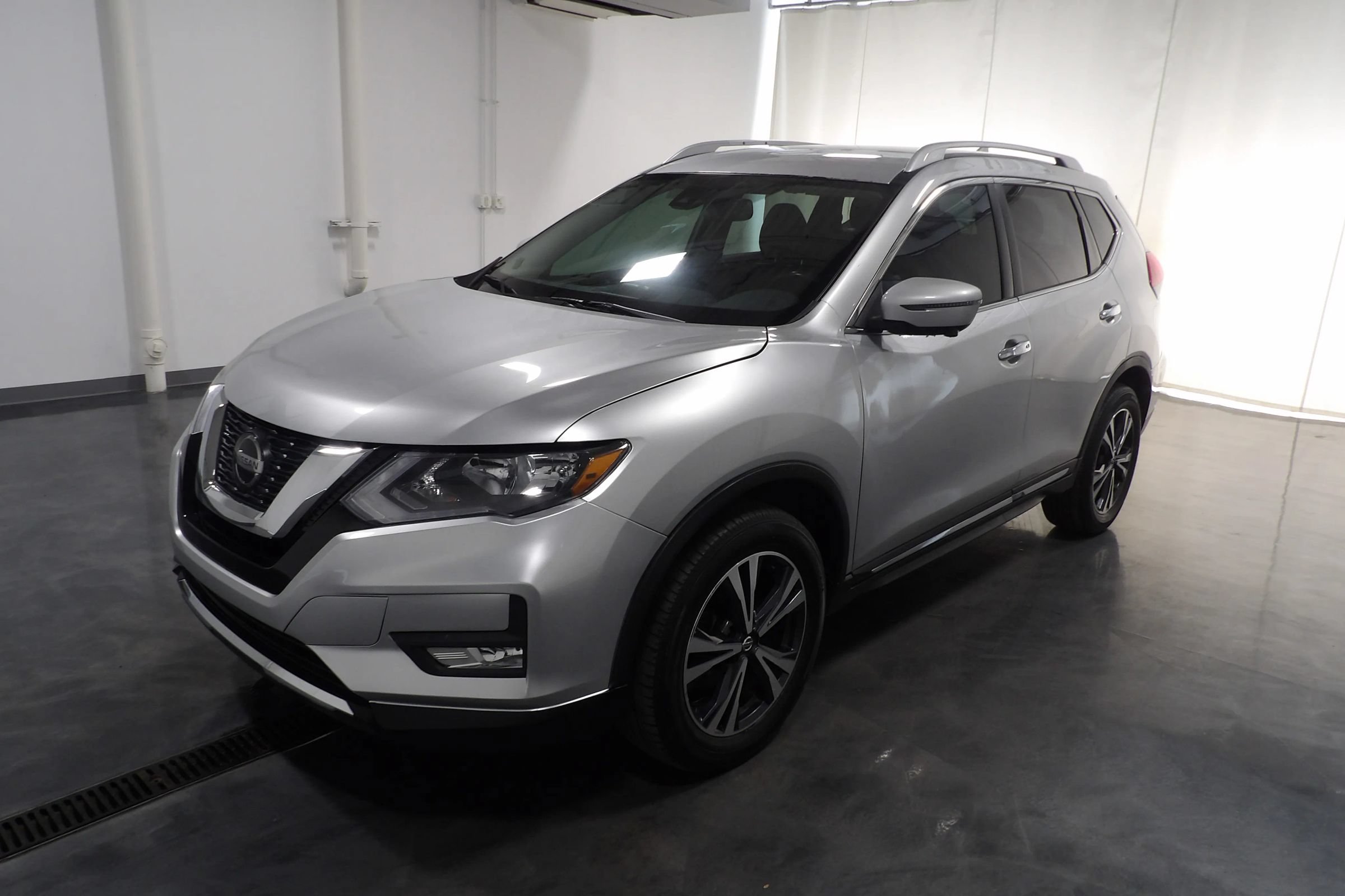 Used 2018 Nissan Rogue SL AWD/4WD image 3