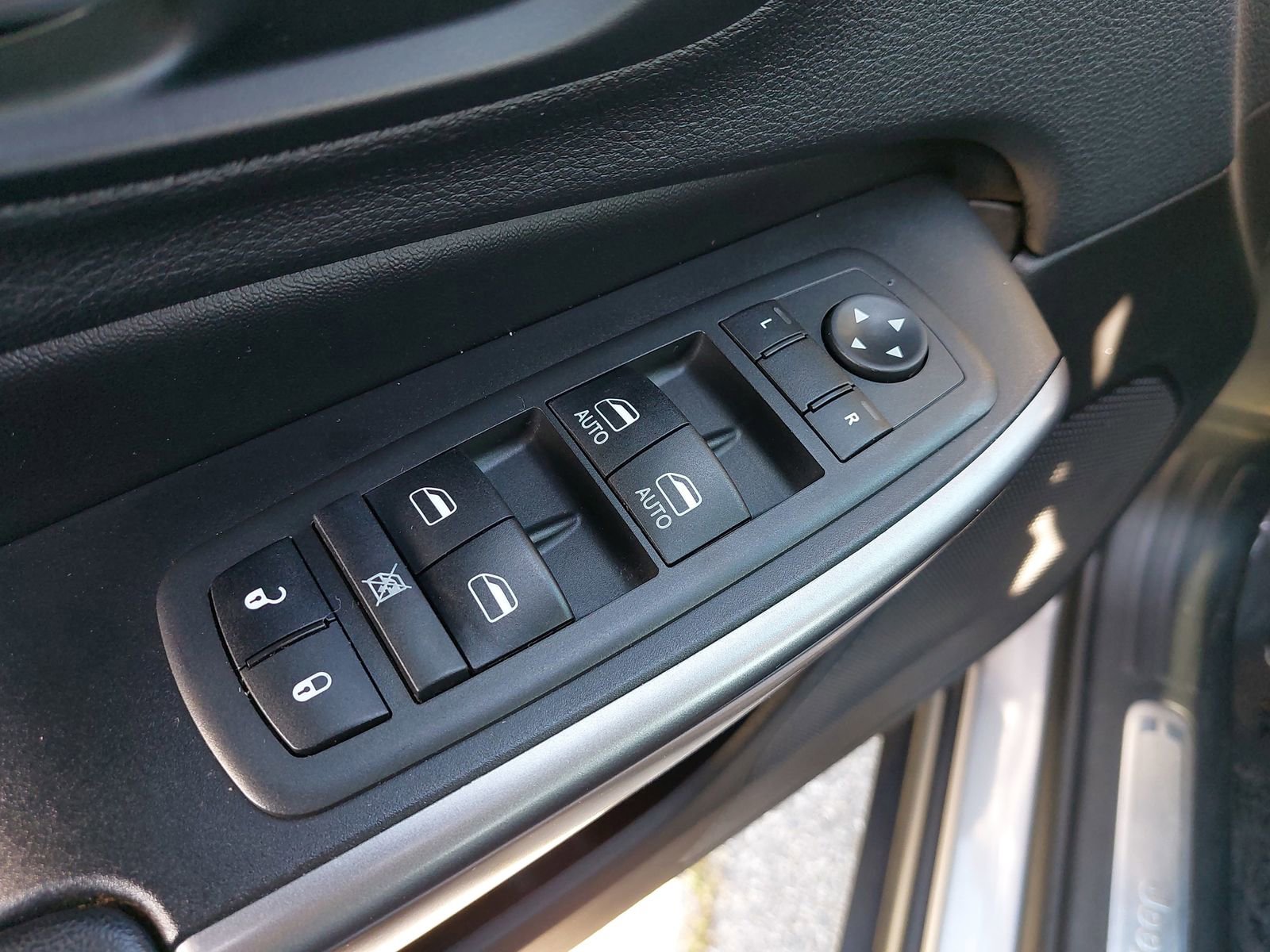 Used 2019 Jeep Cherokee Limited FWD image 26