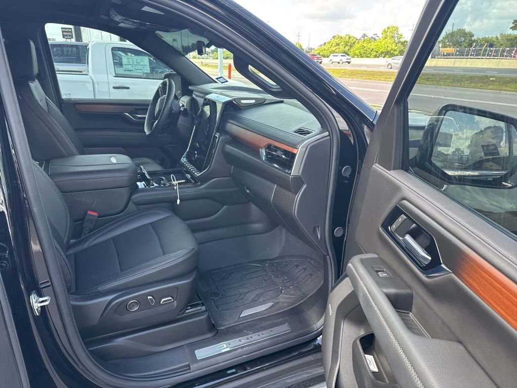 Used 2025 GMC Yukon Denali w/ Denali Reserve Package image 4