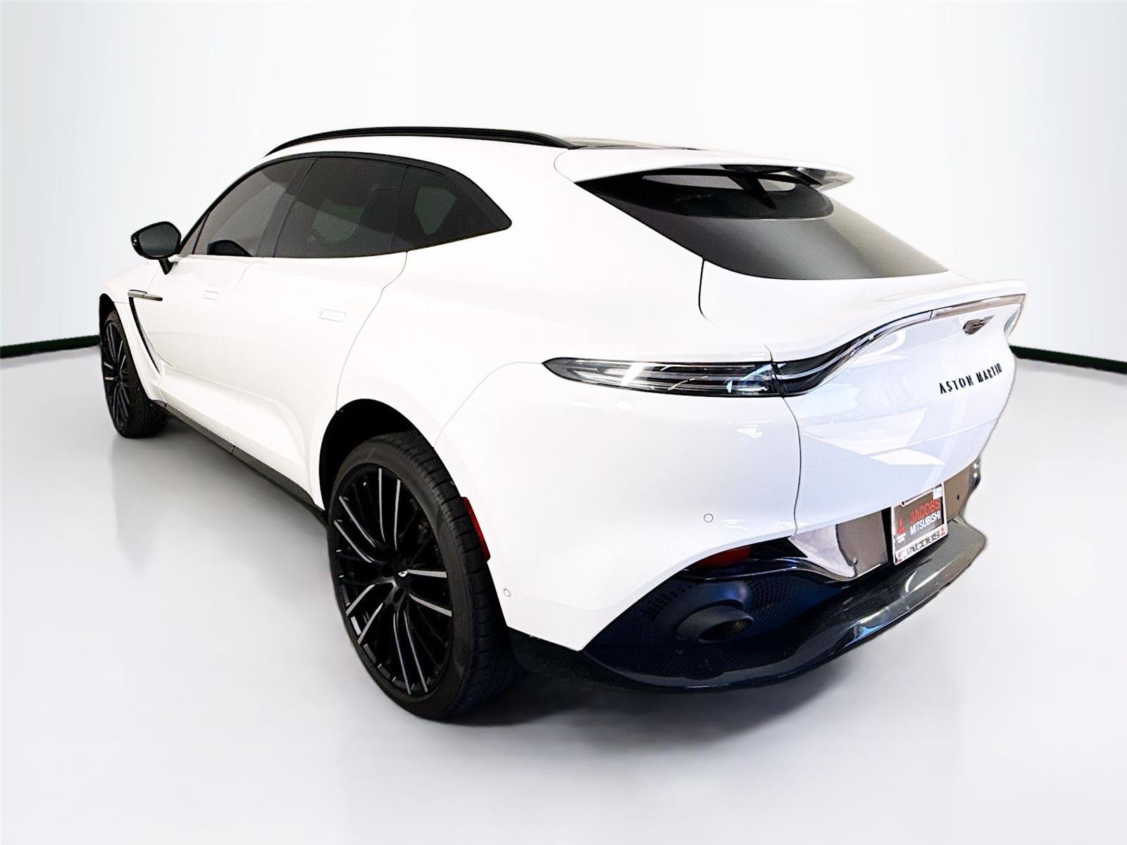 Used 2022 Aston Martin DBX image 8