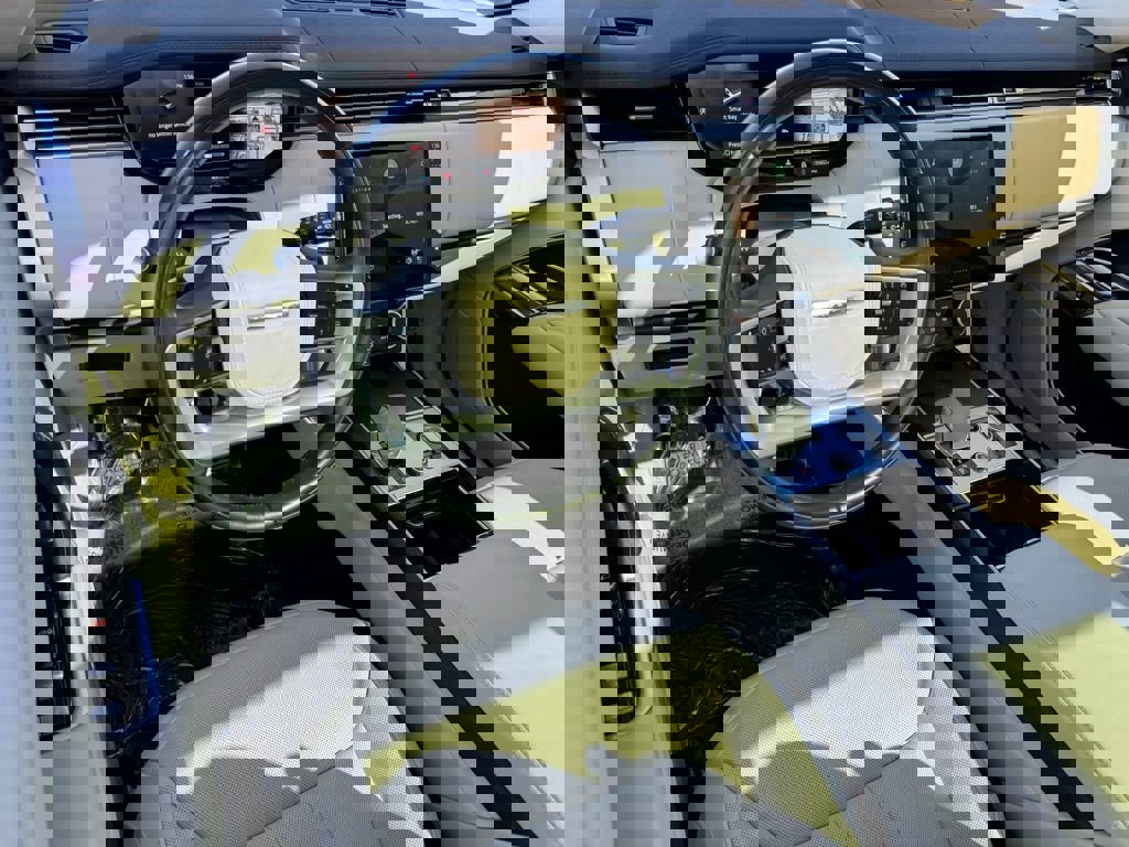 Used 2023 Land Rover Range Rover SE image 24