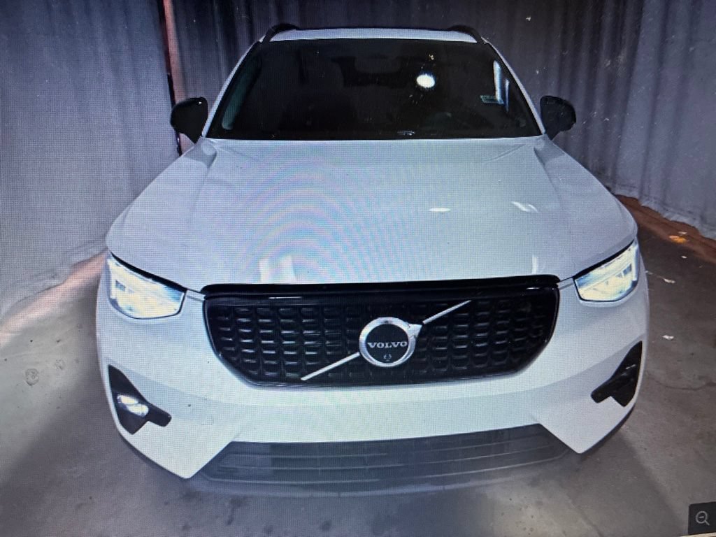 Used 2023 Volvo XC40 B4 Ultimate FWD image 6
