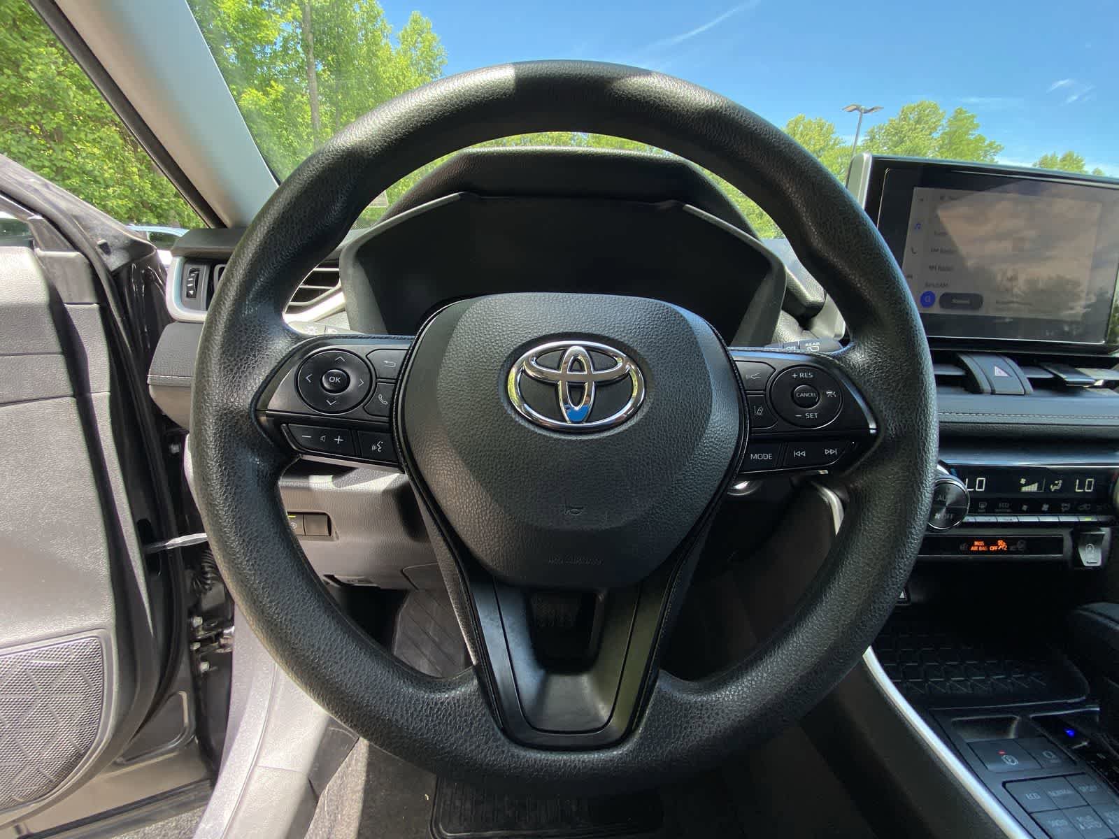 Used 2025 Toyota RAV4 XLE AWD/4WD image 30
