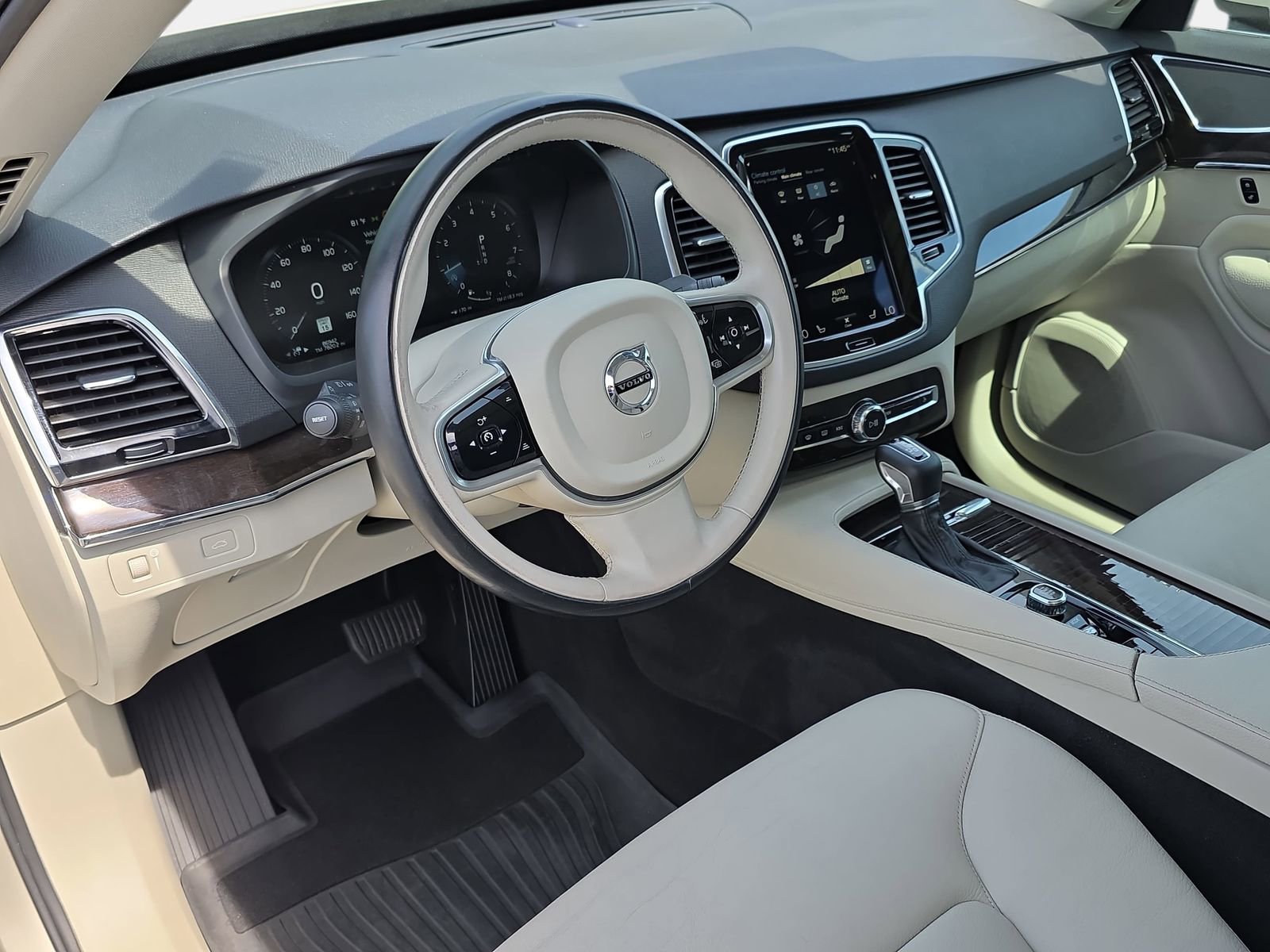 Used 2018 Volvo XC90 T6 Momentum w/ Convenience Package AWD/4WD image 17