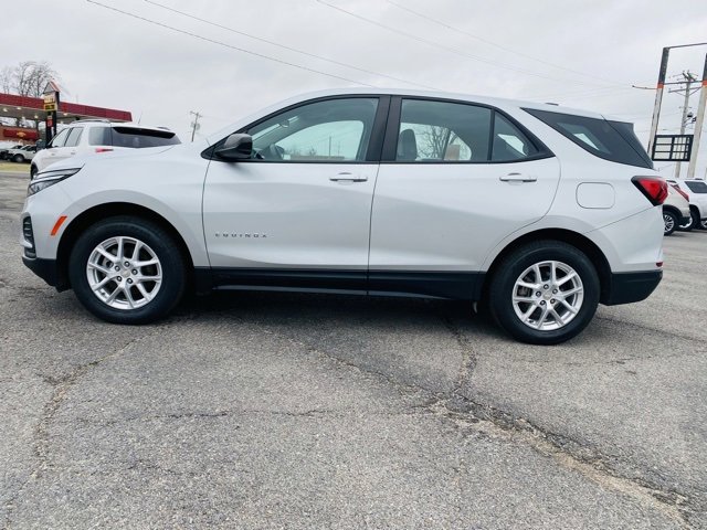 Used 2022 Chevrolet Equinox LS image 2