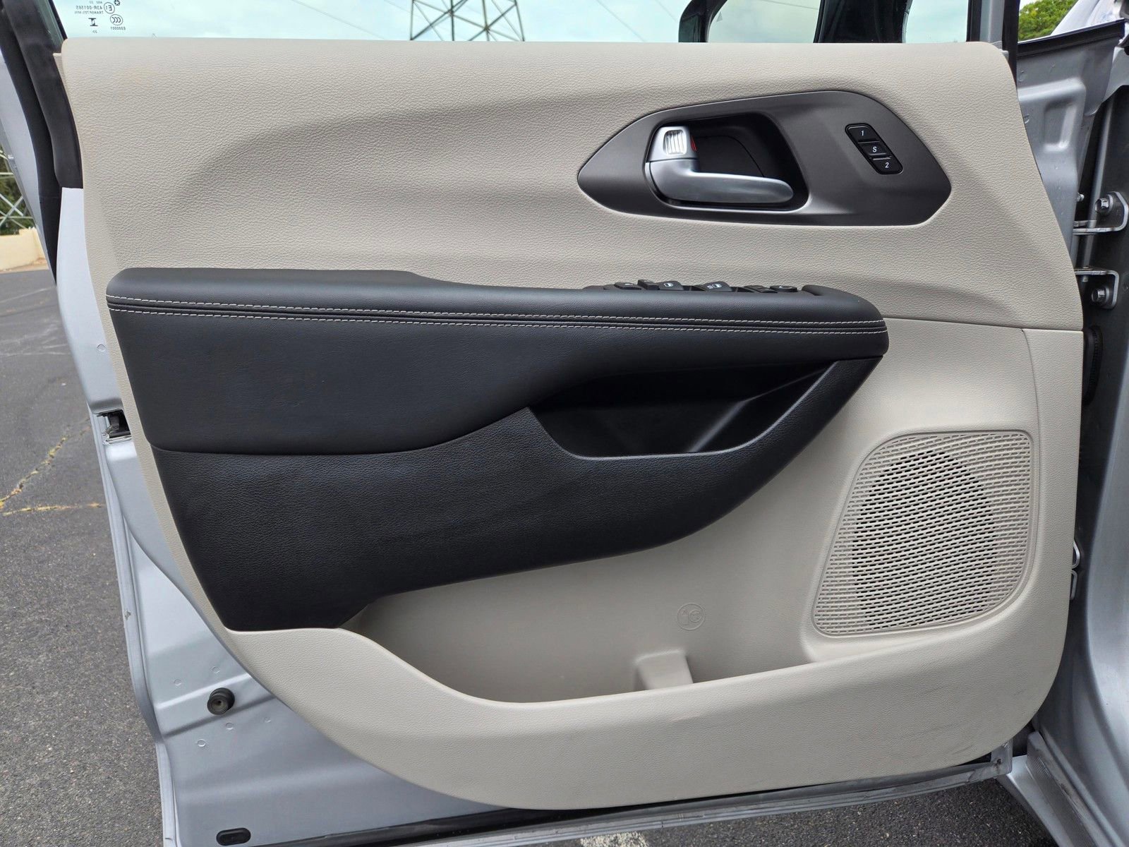 Used 2024 Chrysler Pacifica Touring-L FWD image 13