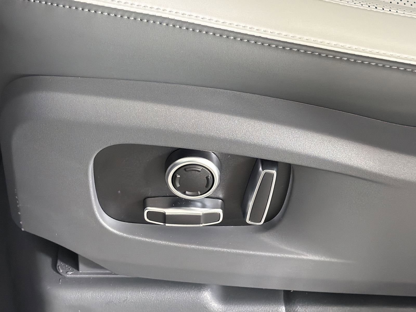 New 2025 Land Rover Defender 130 X-Dynamic SE image 24