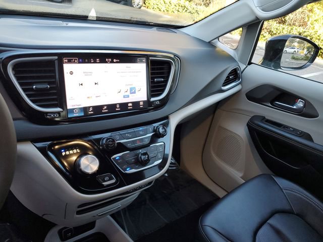 Used 2024 Chrysler Pacifica Touring-L image 26