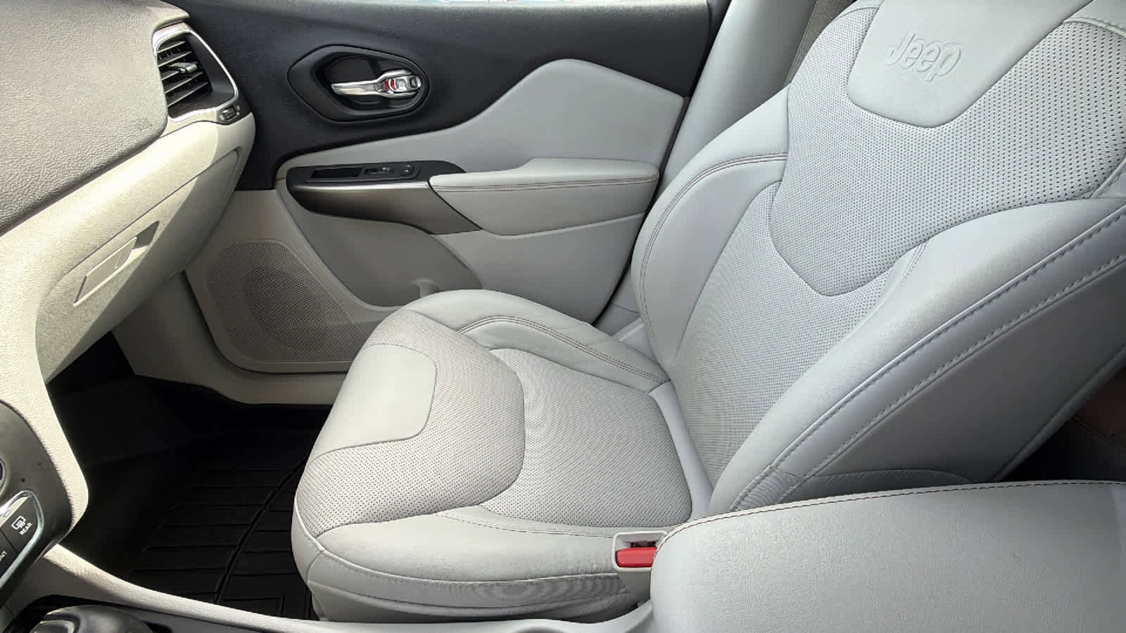 Used 2021 Jeep Cherokee Latitude Lux w/ Comfort/Convenience Group image 12