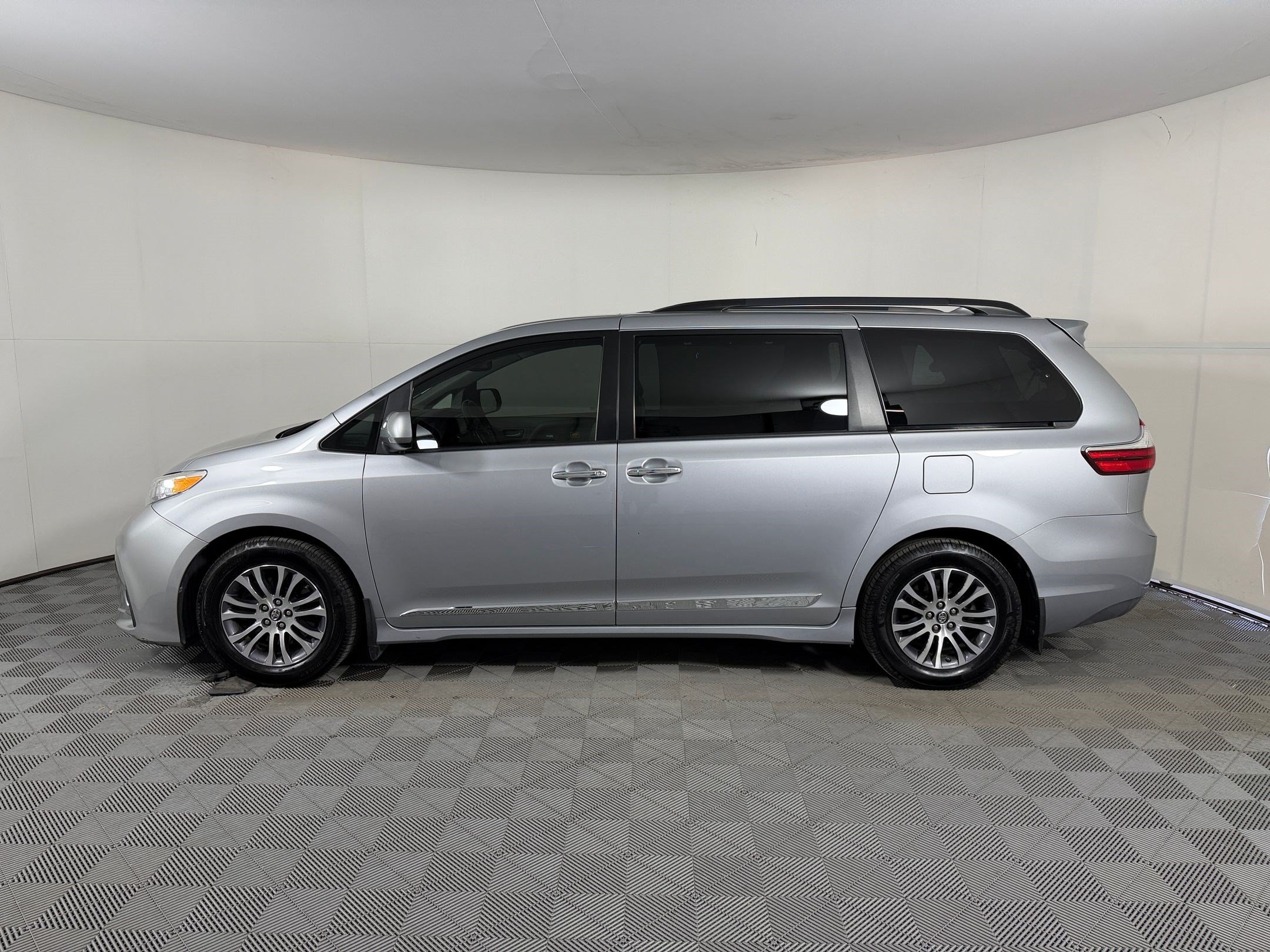 Used 2018 Toyota Sienna XLE w/ XLE Navigation Package FWD image 2