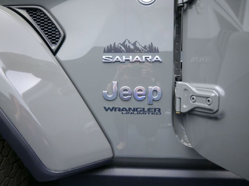 Used 2022 Jeep Wrangler Unlimited Sahara w/ Cold Weather Group image 18