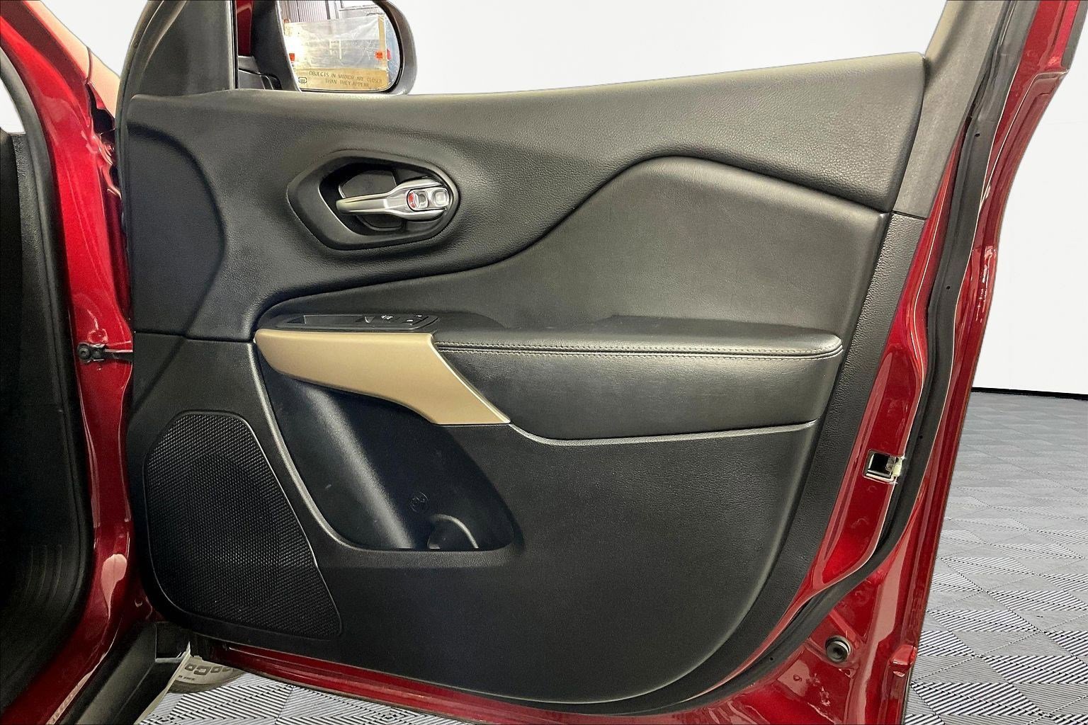 Used 2017 Jeep Cherokee Limited image 28