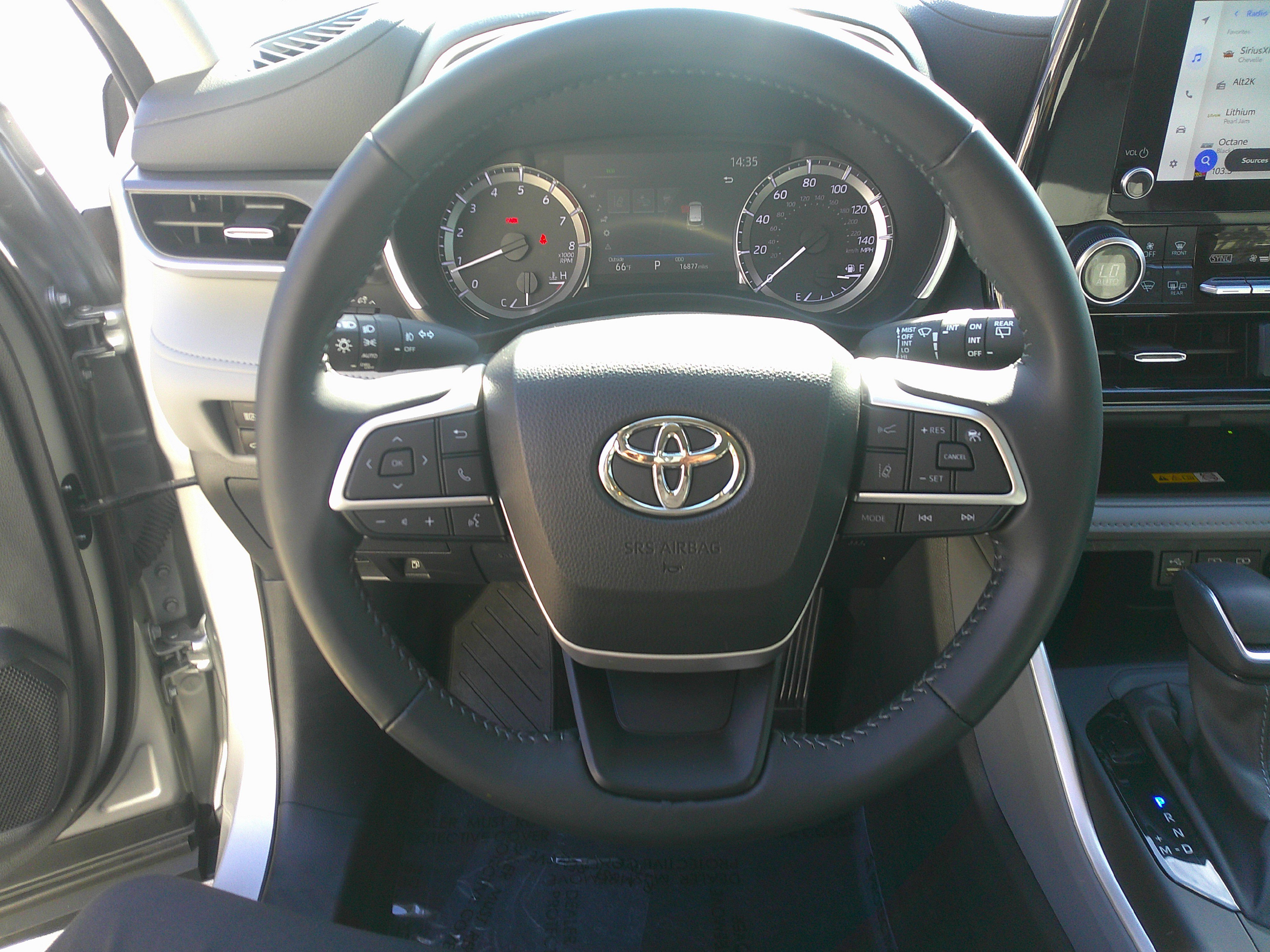 Used 2024 Toyota Highlander XLE image 19