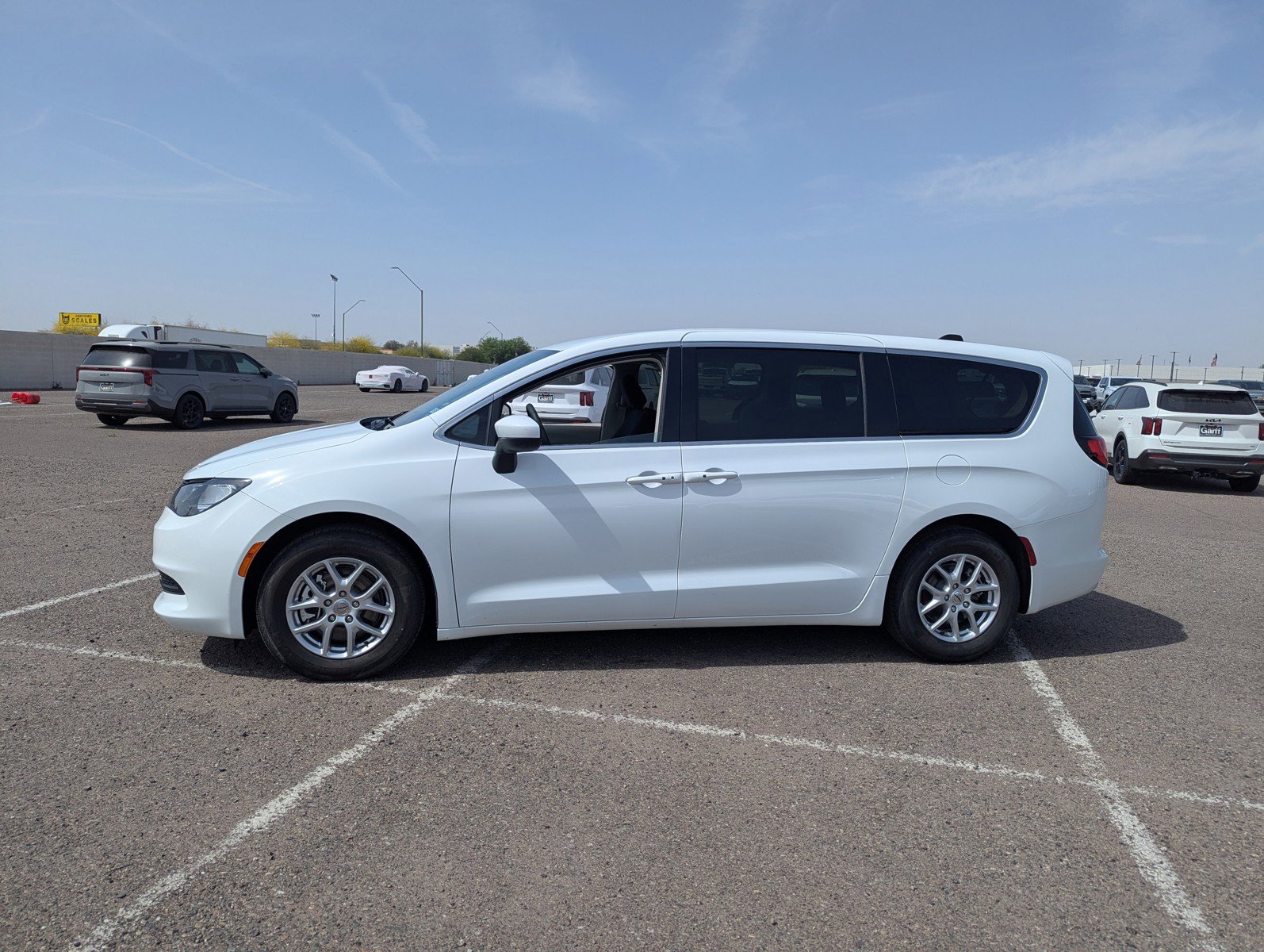 Used 2023 Chrysler Voyager LX image 2