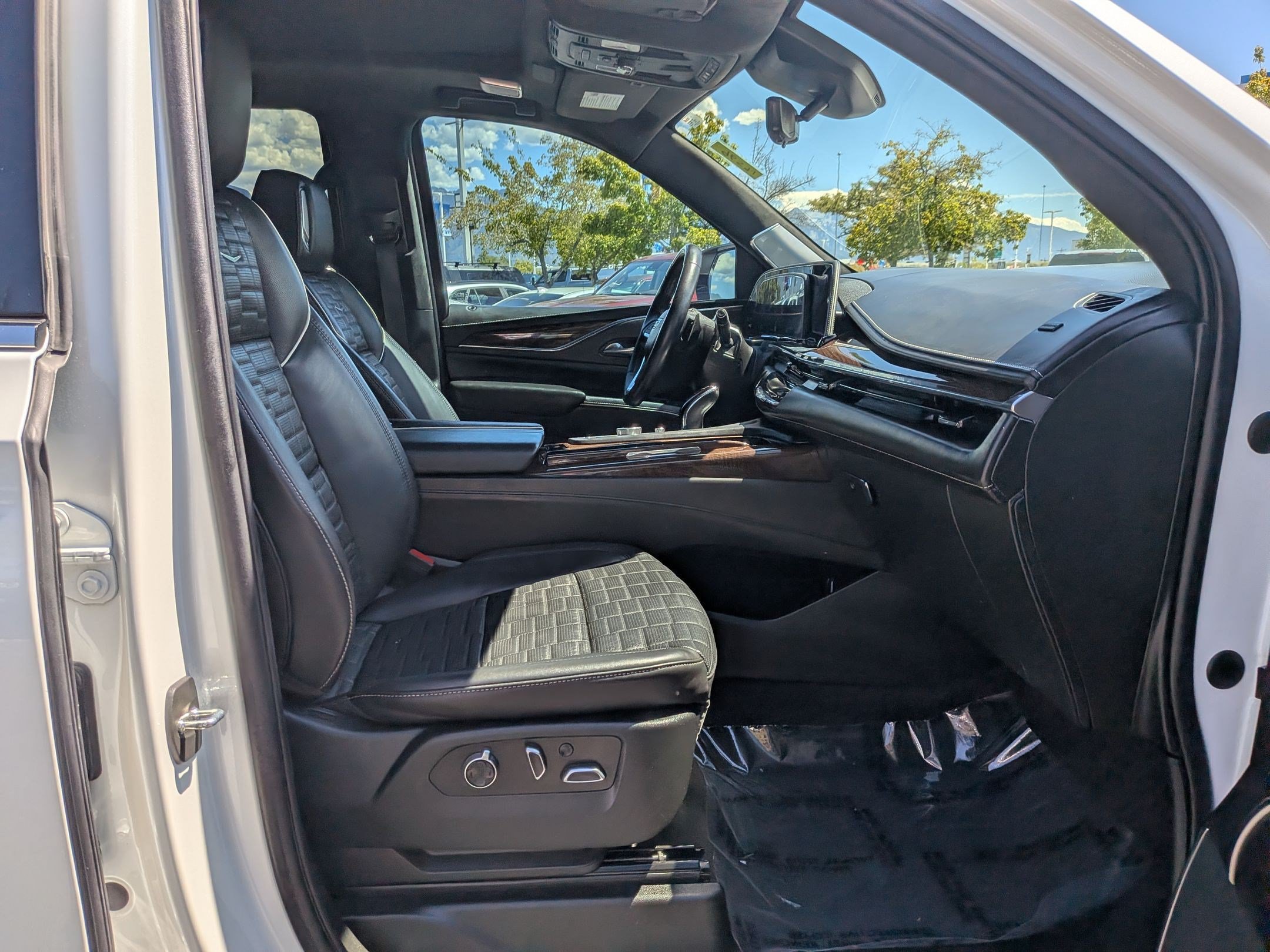 Used 2022 Cadillac Escalade Premium Luxury Platinum AWD/4WD image 31