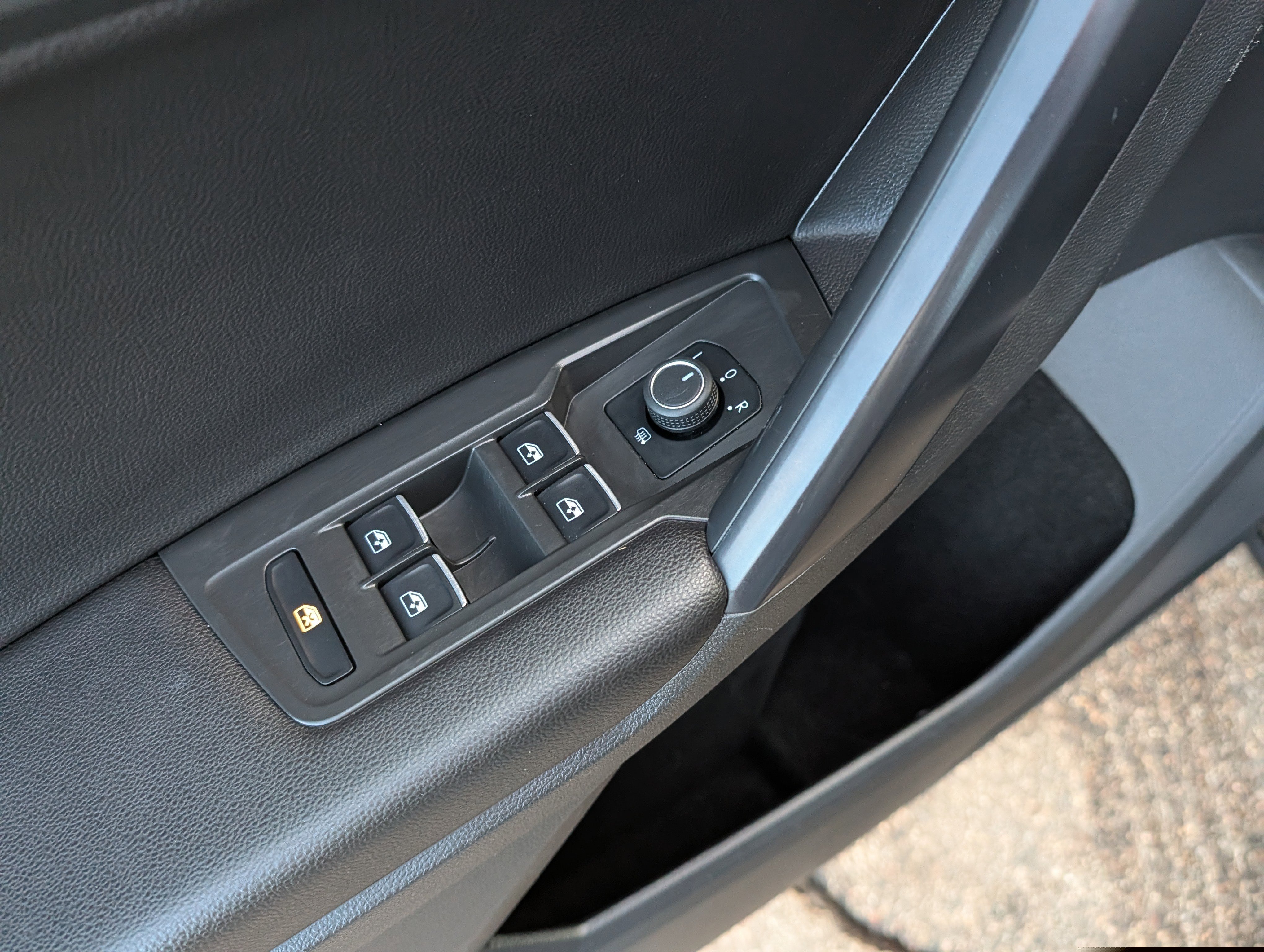 Used 2021 Volkswagen Tiguan SE image 23