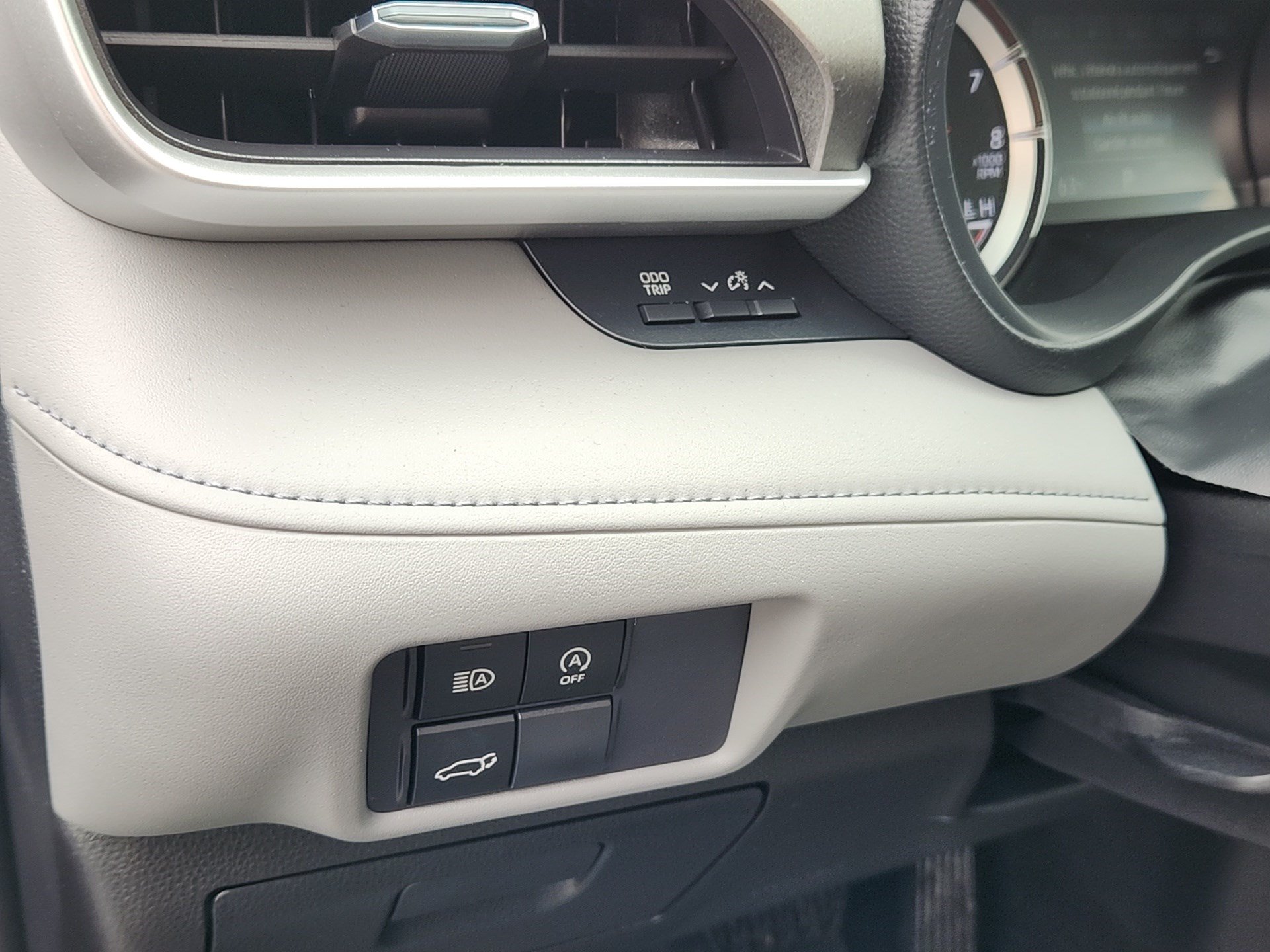 Certified 2024 Toyota Highlander LE FWD image 12