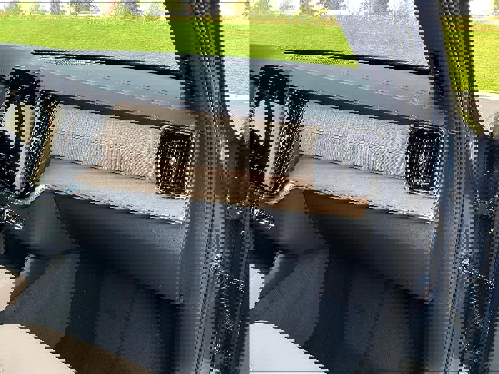 New 2026 Volvo XC90 B5 Plus w/ Protection Package image 29