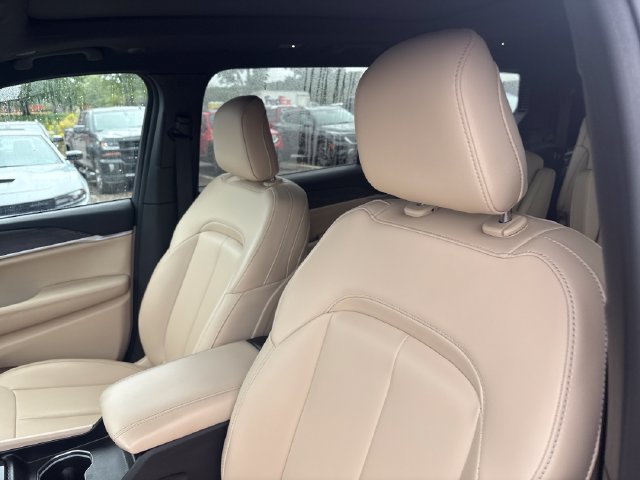 Used 2025 Jeep Grand Cherokee L Limited w/ Black Appearance Package AWD/4WD image 9