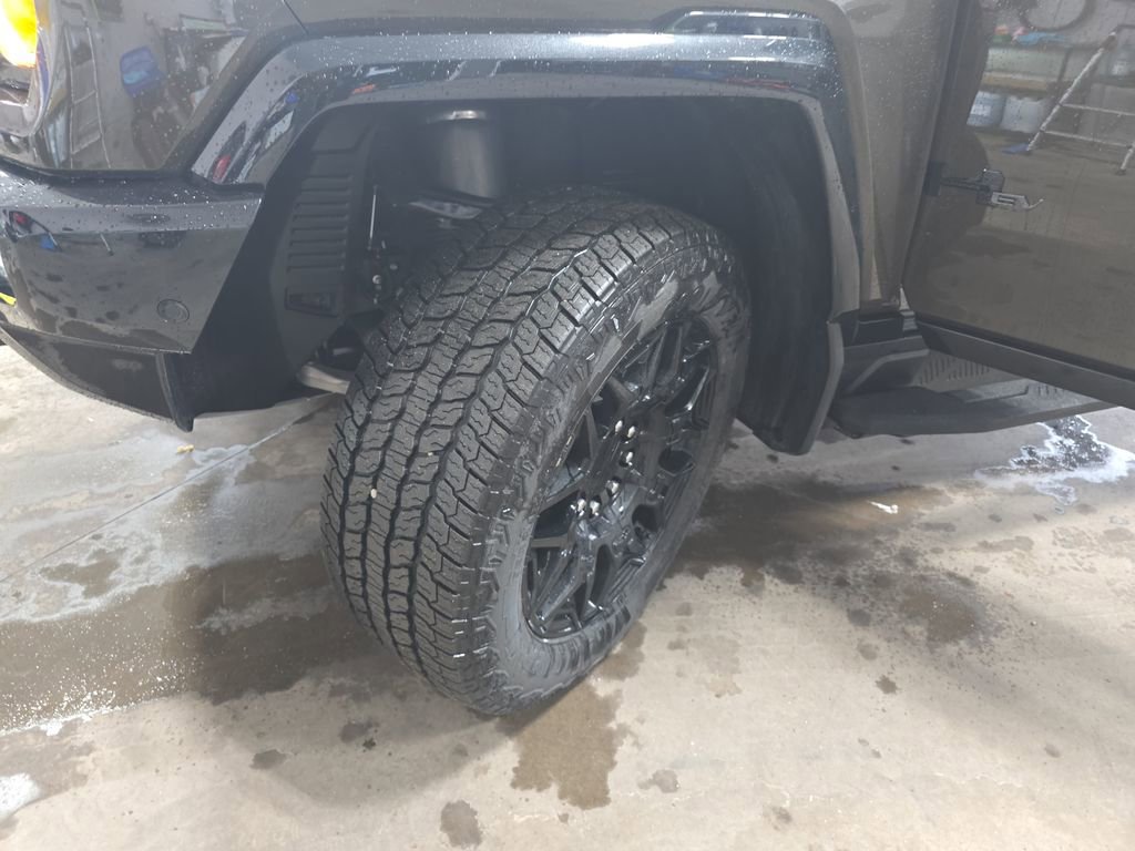 New 2026 GMC Hummer EV SUV w/ LPO, Dark Essentials Package image 33