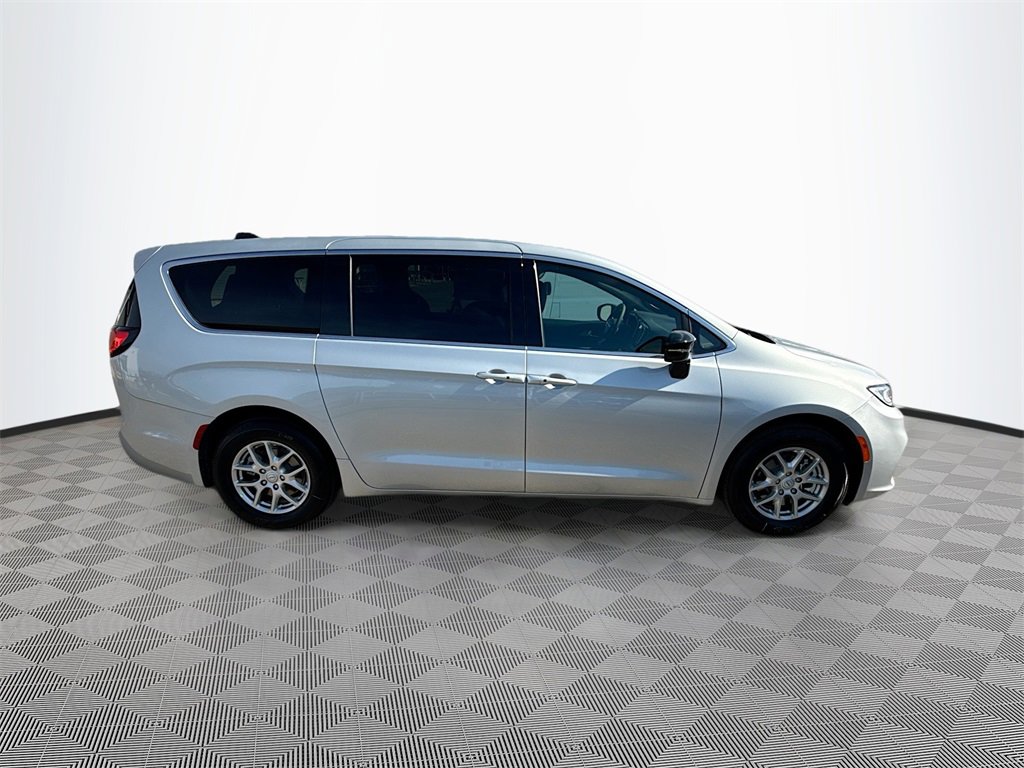 New 2026 Chrysler Pacifica Select image 8