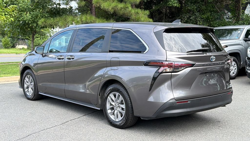 Used 2023 Toyota Sienna XLE AWD/4WD image 3