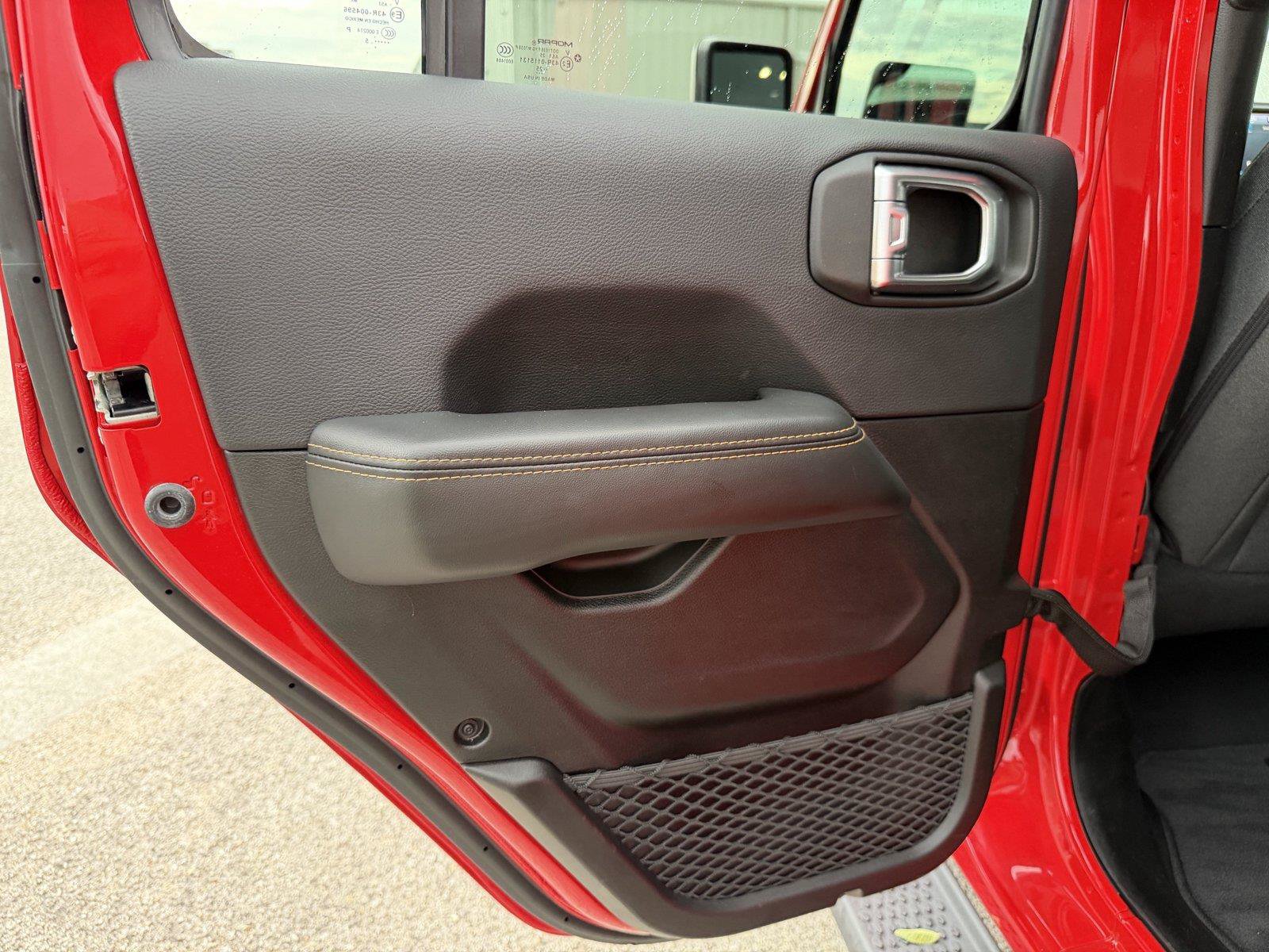 Used 2025 Jeep Wrangler Unlimited Sahara AWD/4WD image 17