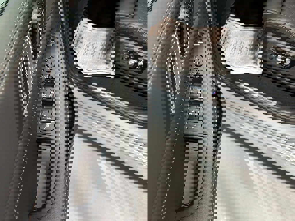 Used 2026 BMW X5 xDrive50e image 9