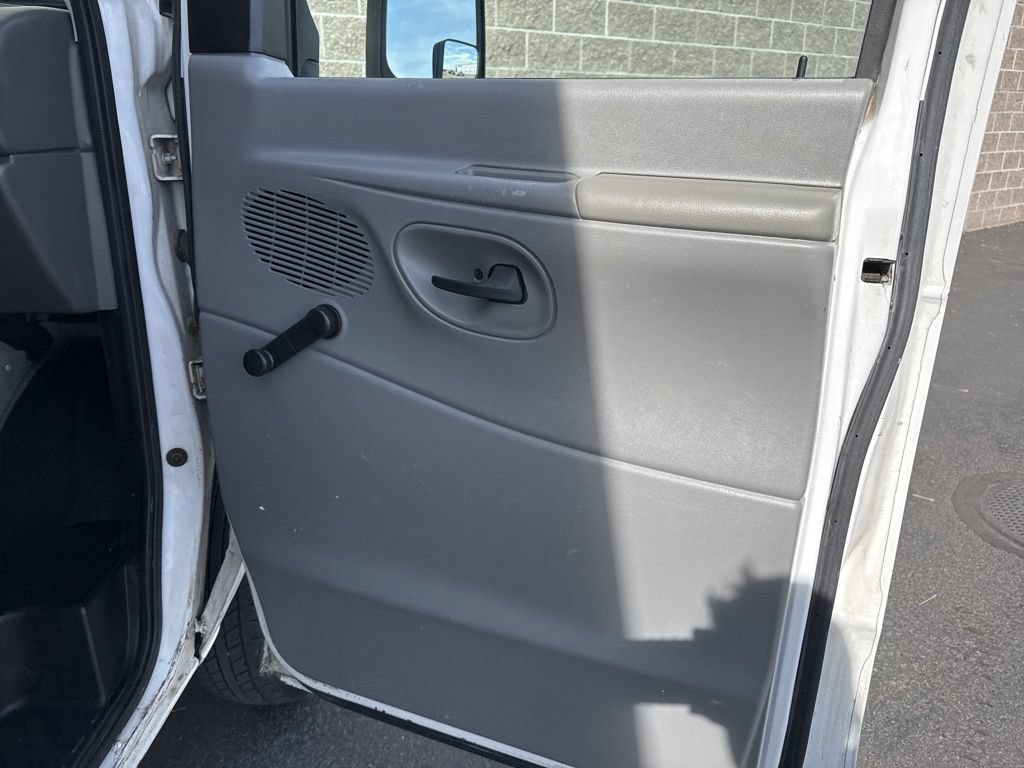 Used 2006 Ford E-350 and Econoline 350 Super Duty RWD image 16