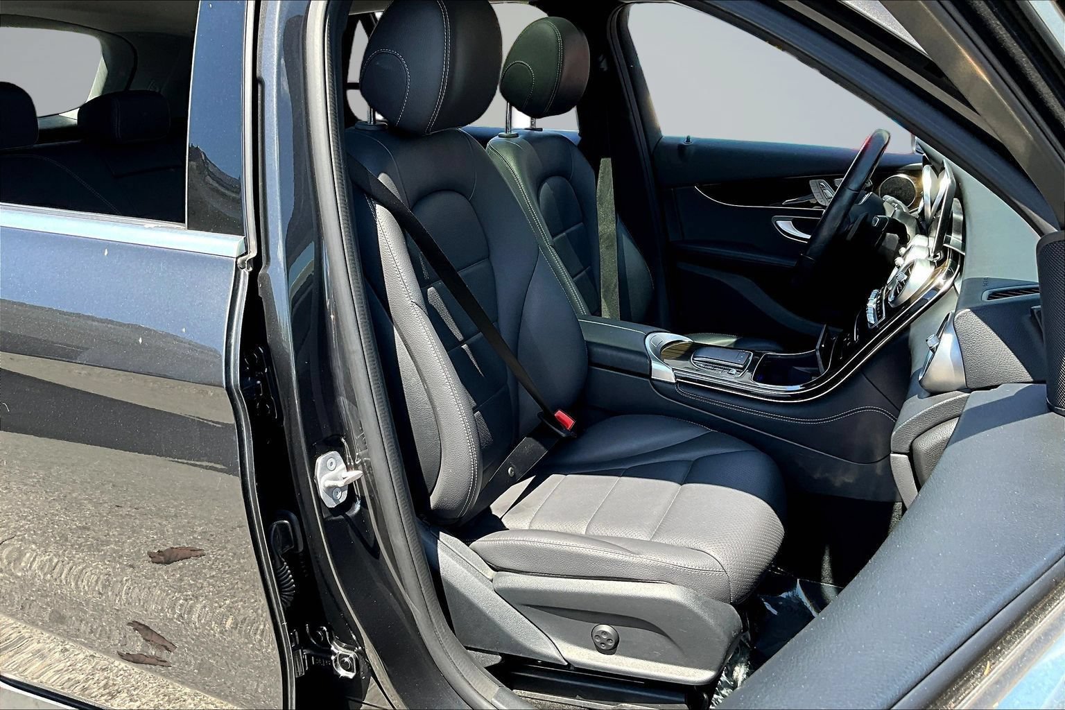 Used 2021 Mercedes-Benz GLC 300 w/ Premium Package image 32